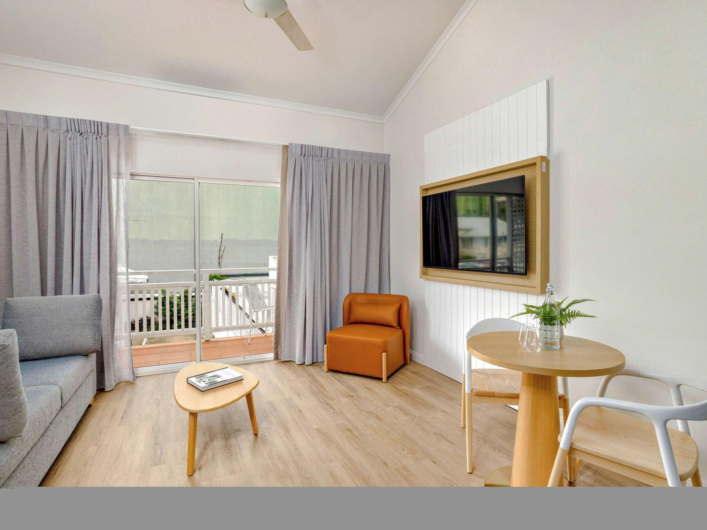 Loft Queen Room with Spa Bath - Photo 4