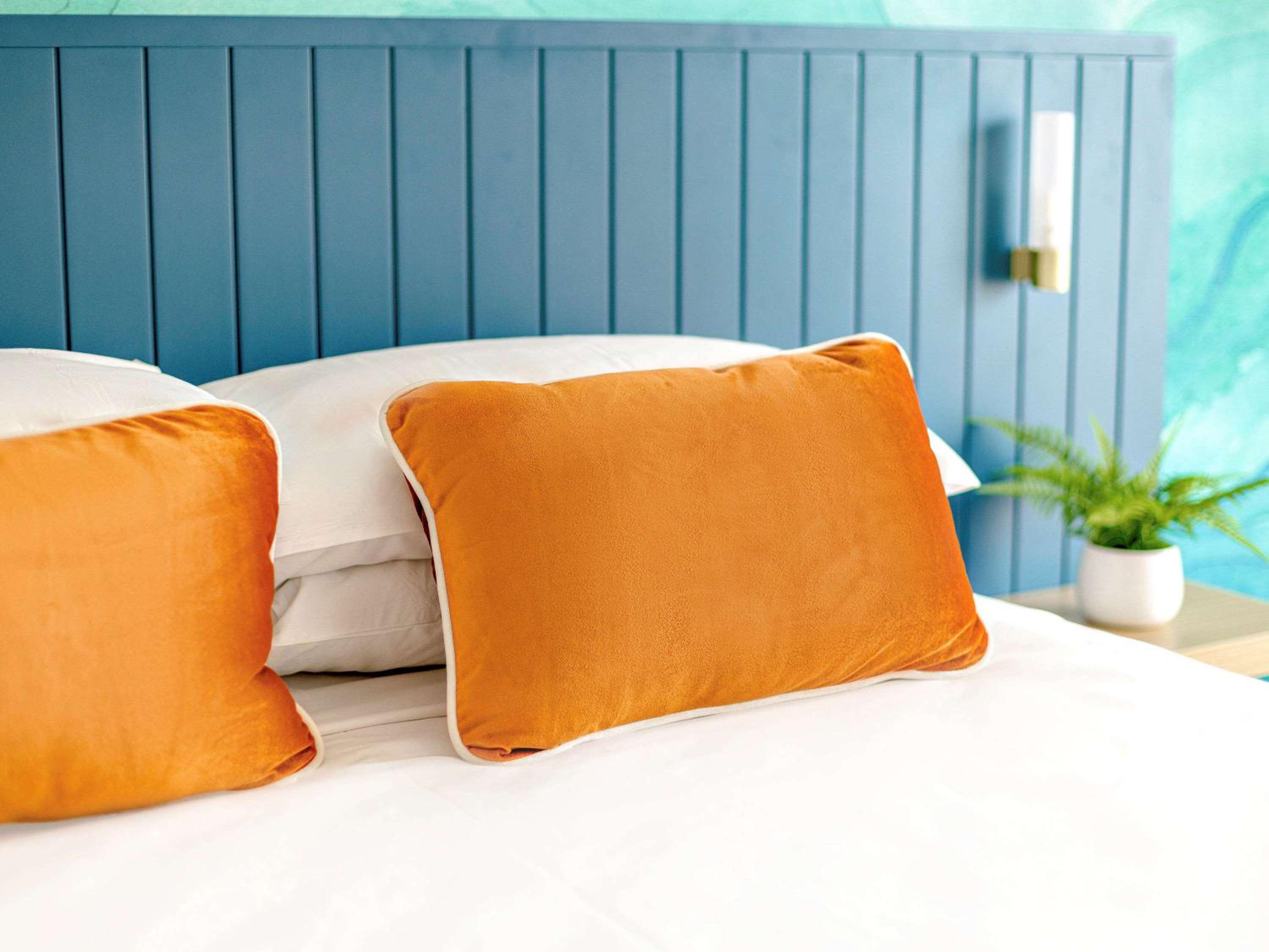 Standard Twin Room with 1 Queen and 1 Single Bed - Photo 8