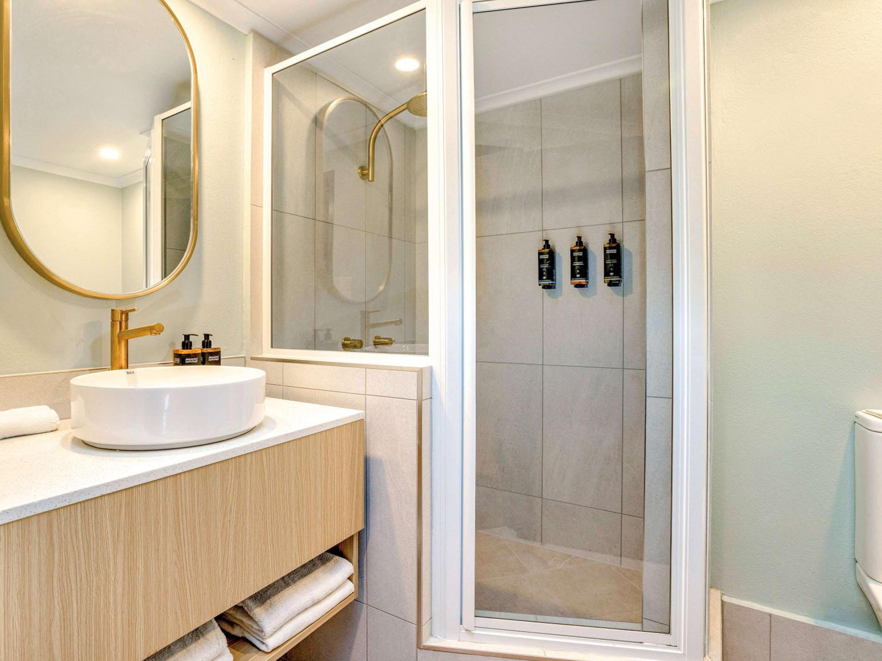 Standard Twin Room with 1 Queen and 1 Single Bed - Photo 7