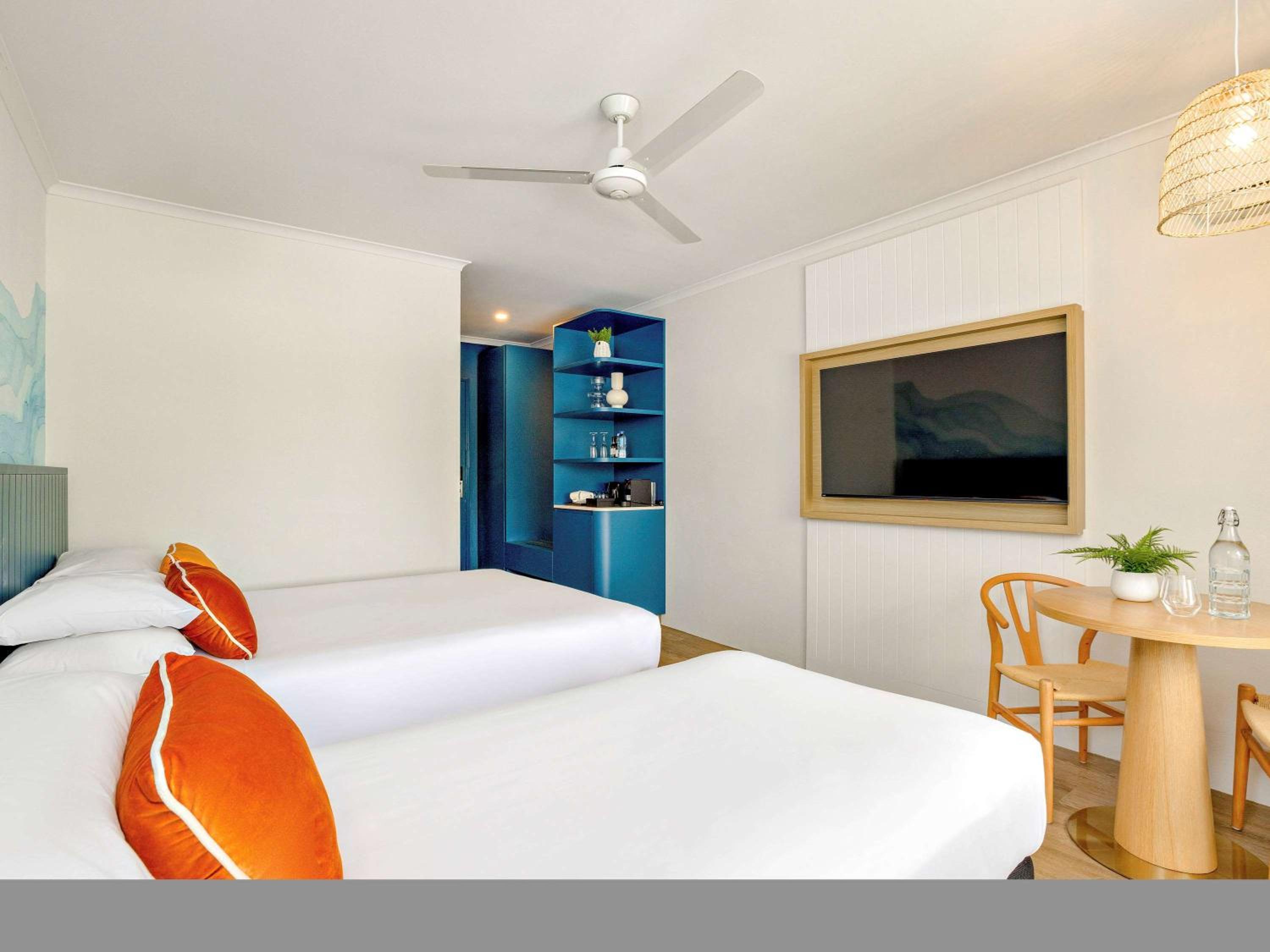Standard Twin Room with 1 Queen and 1 Single Bed - Photo 5