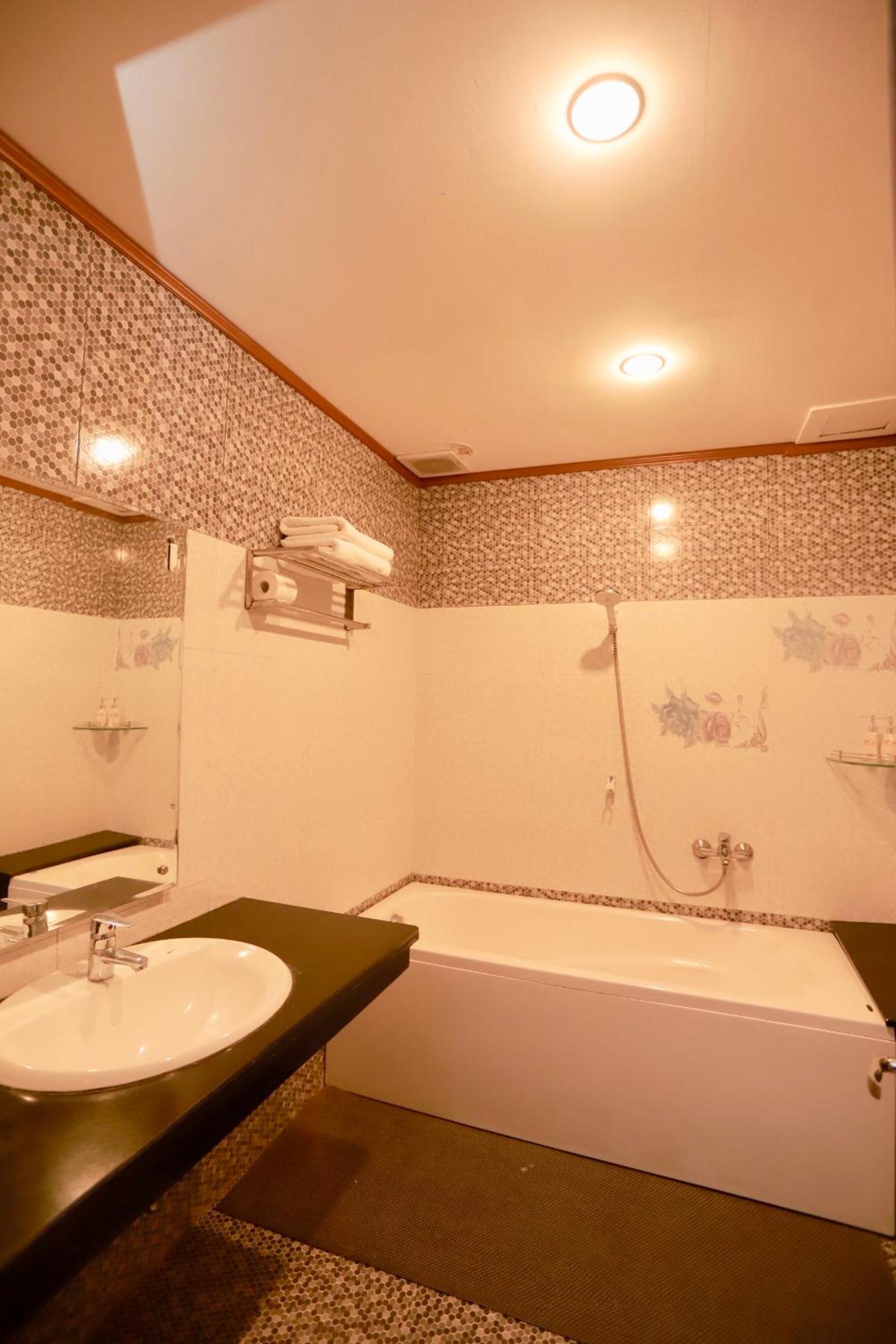 Queen Room photo 2