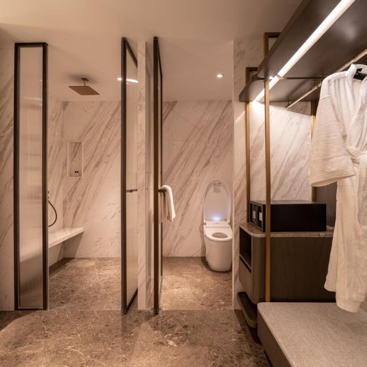 Club 2 Bay Suite with Complementary - Lounge Access (High Tea & Happy Hours), 4 pieces Laundry per Day and Two-way Airport Transfers