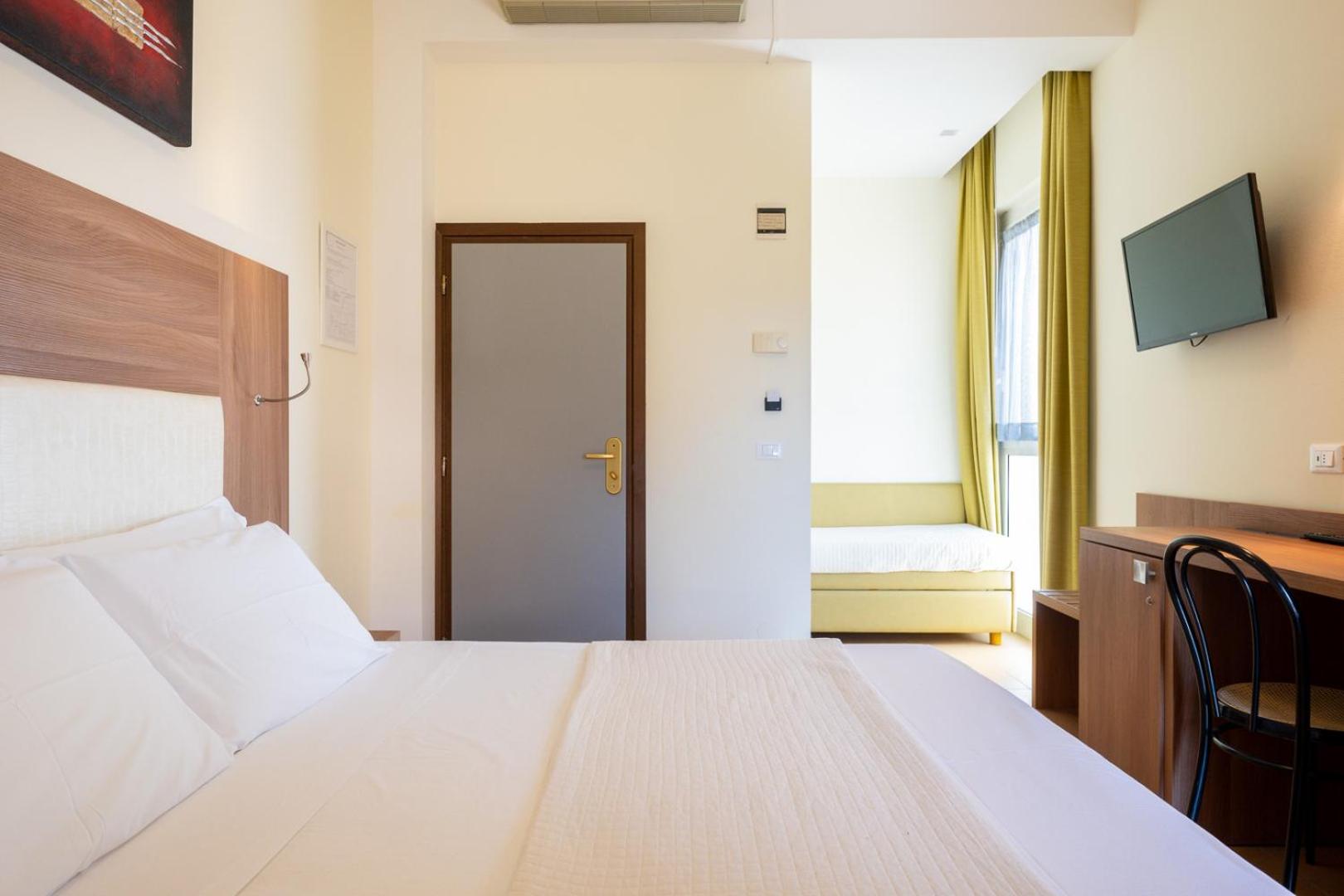 Triple Room with Frontal Sea View photo 2