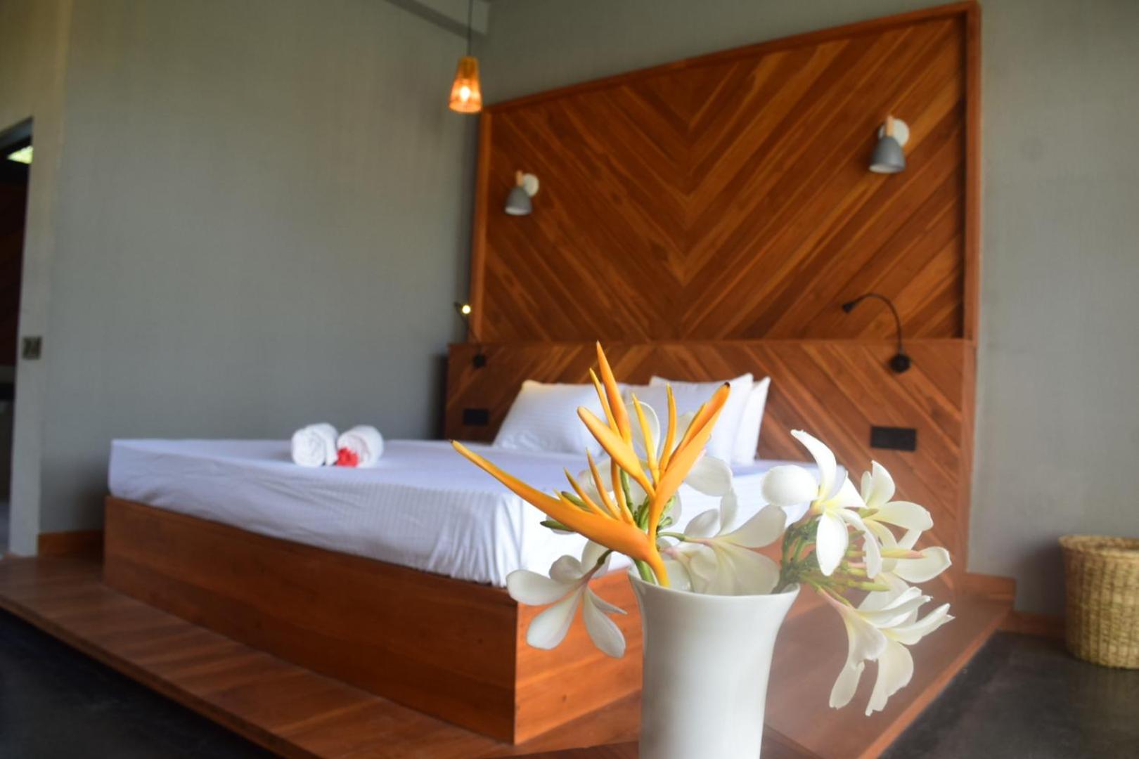 King Room with Pool View - Photo 6