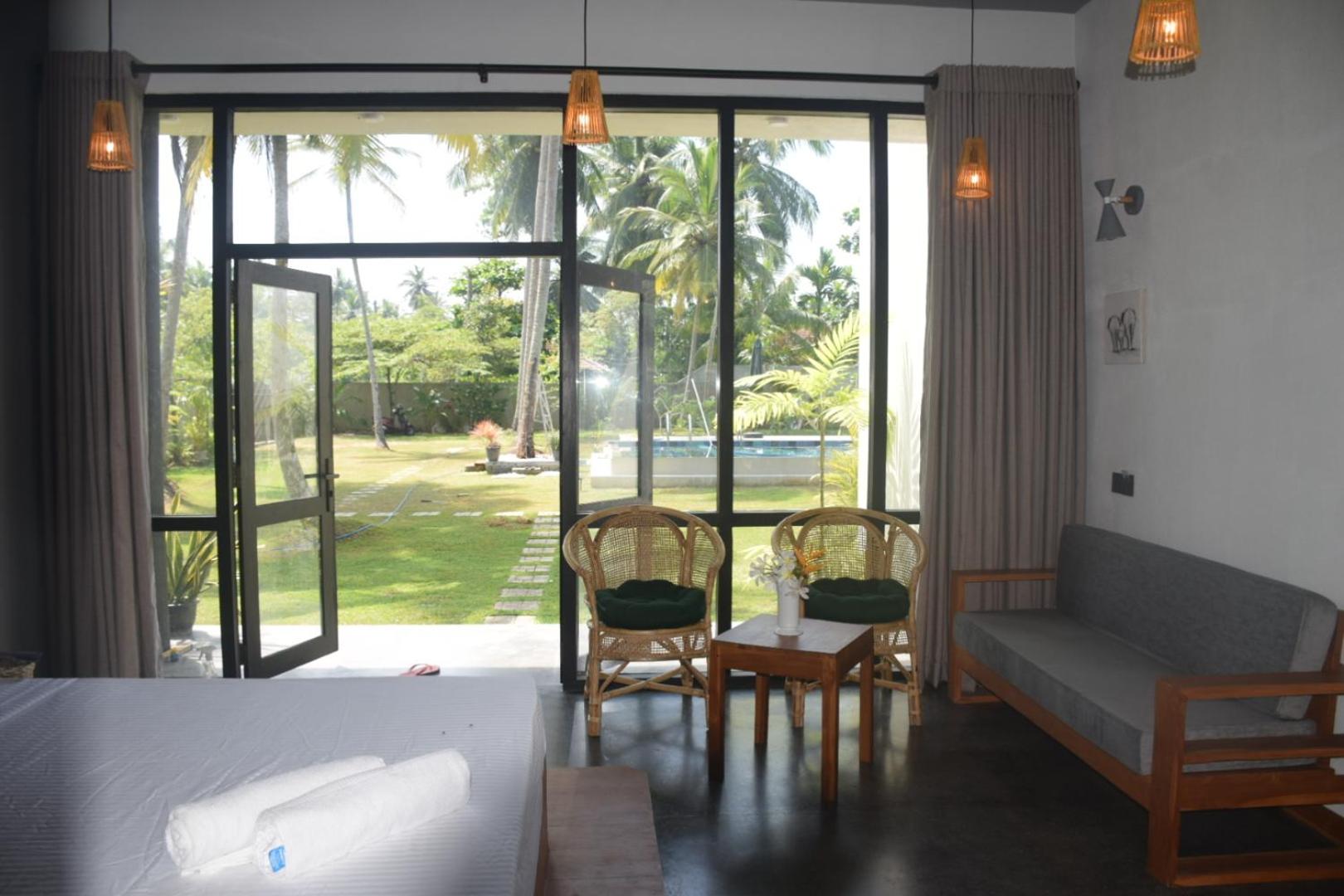 King Room with Pool View - Photo 4