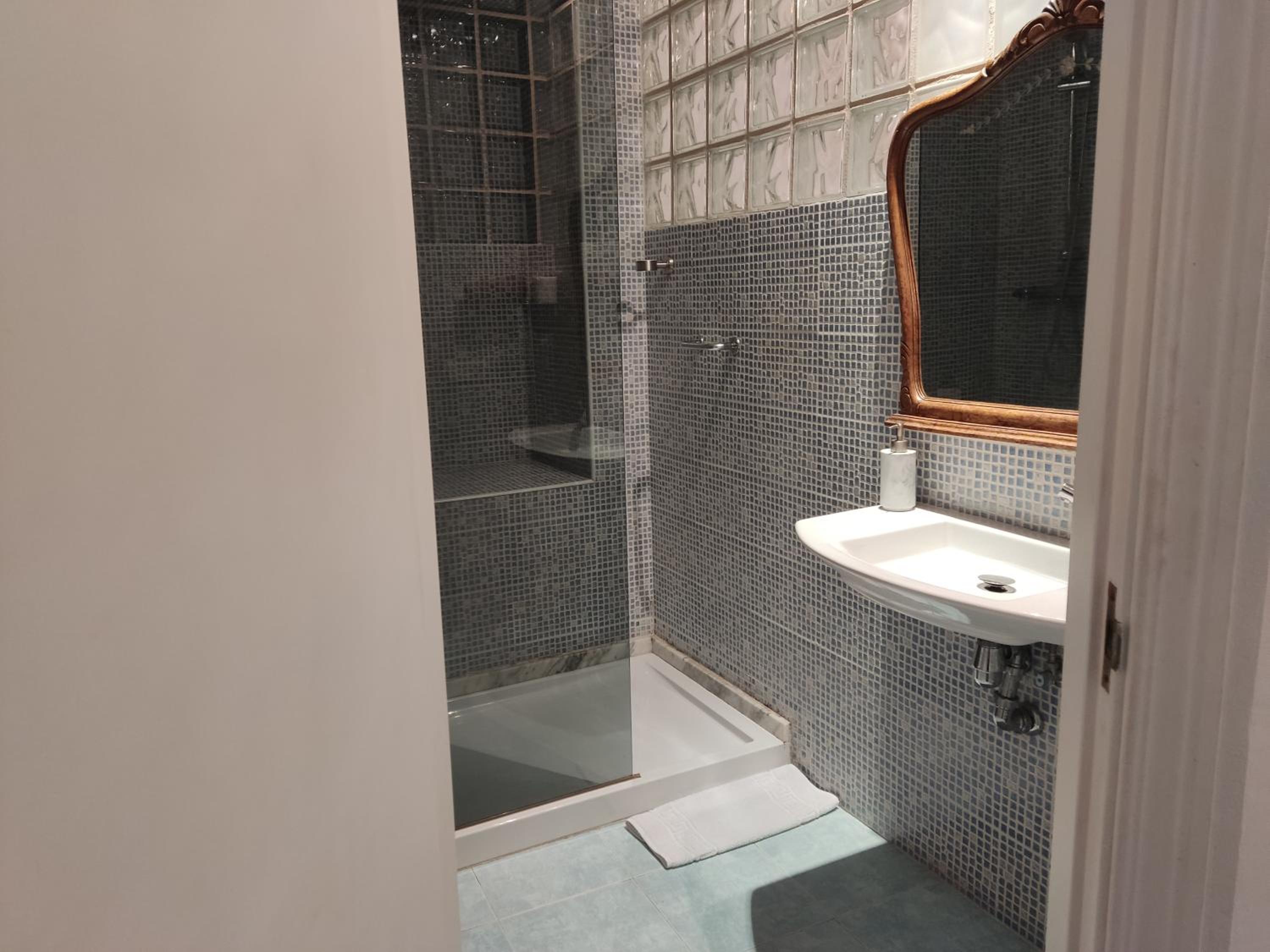 Deluxe Double or Twin Room with Balcony - Photo 3