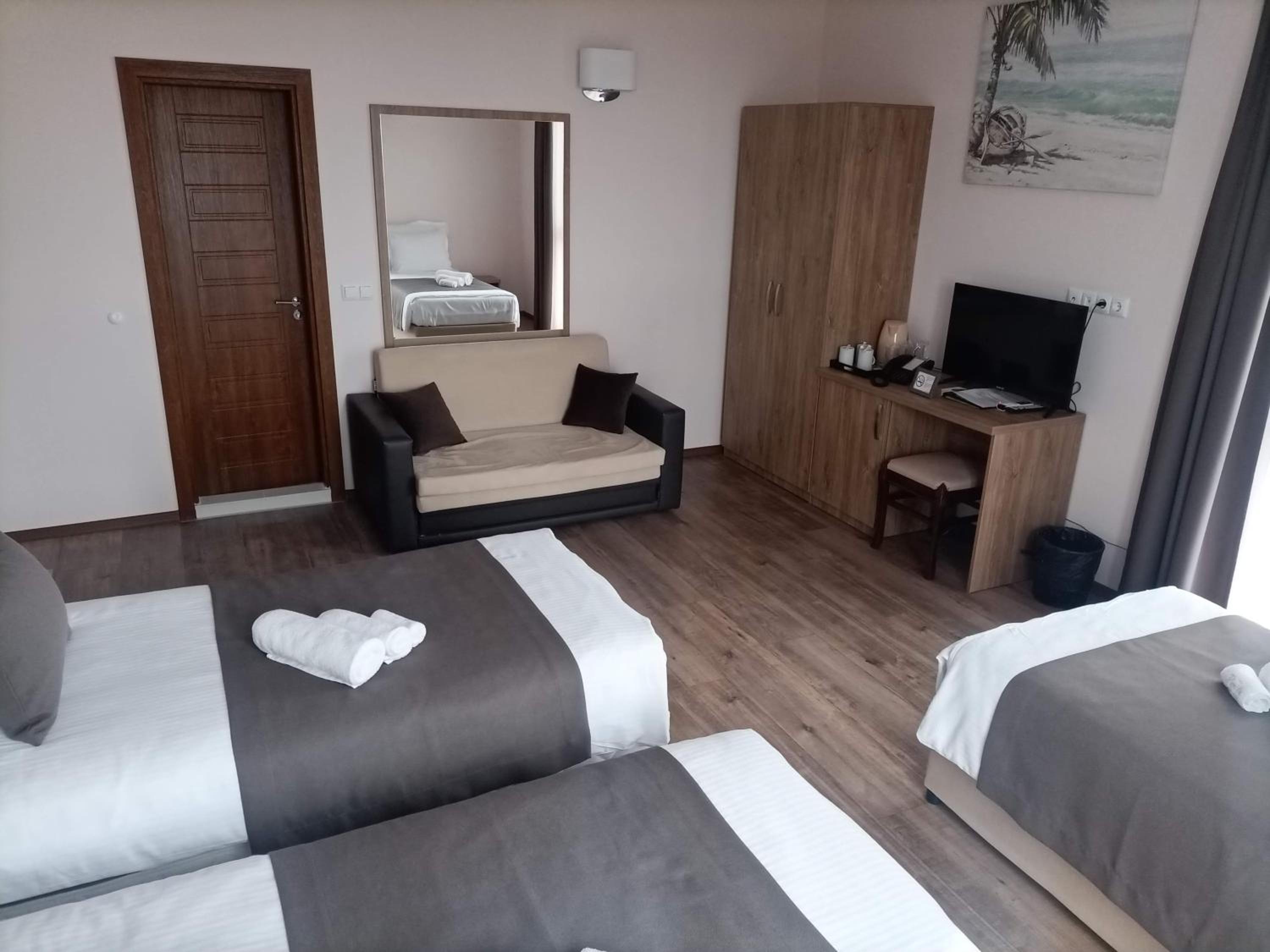 Deluxe Quadruple Room - Photo 6