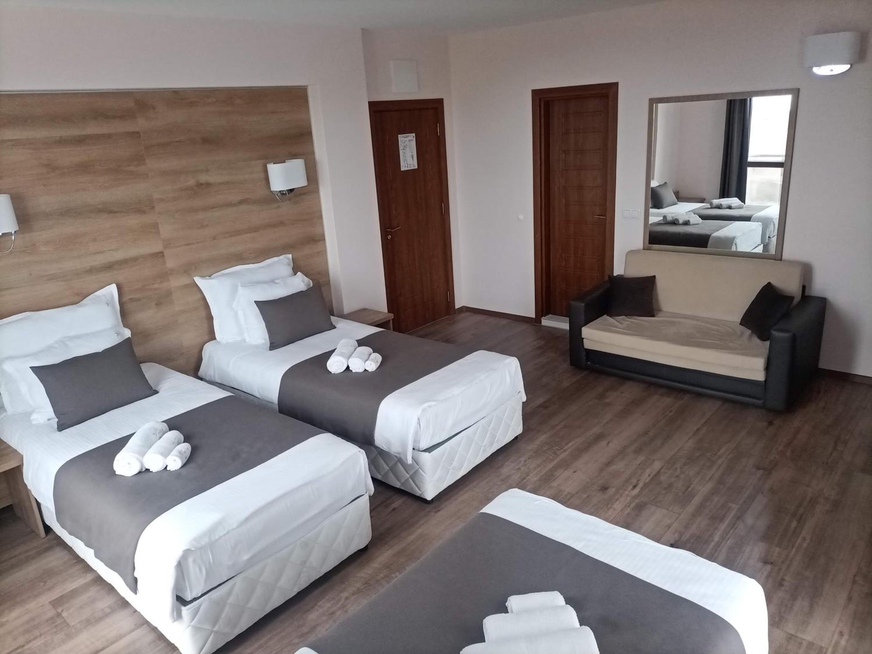 Deluxe Quadruple Room - Photo 7