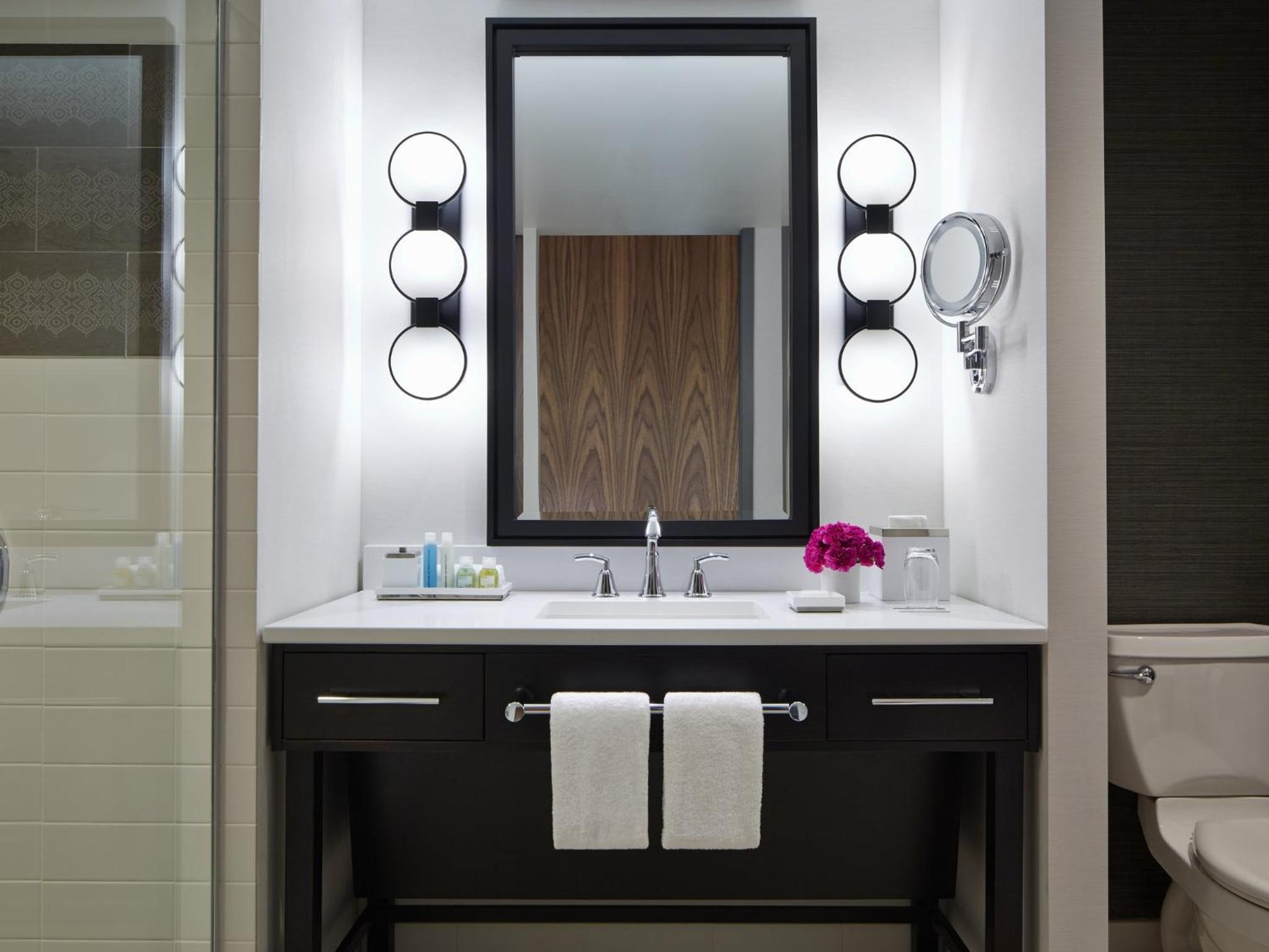 Premium King Room - Roll-in Shower Accessible