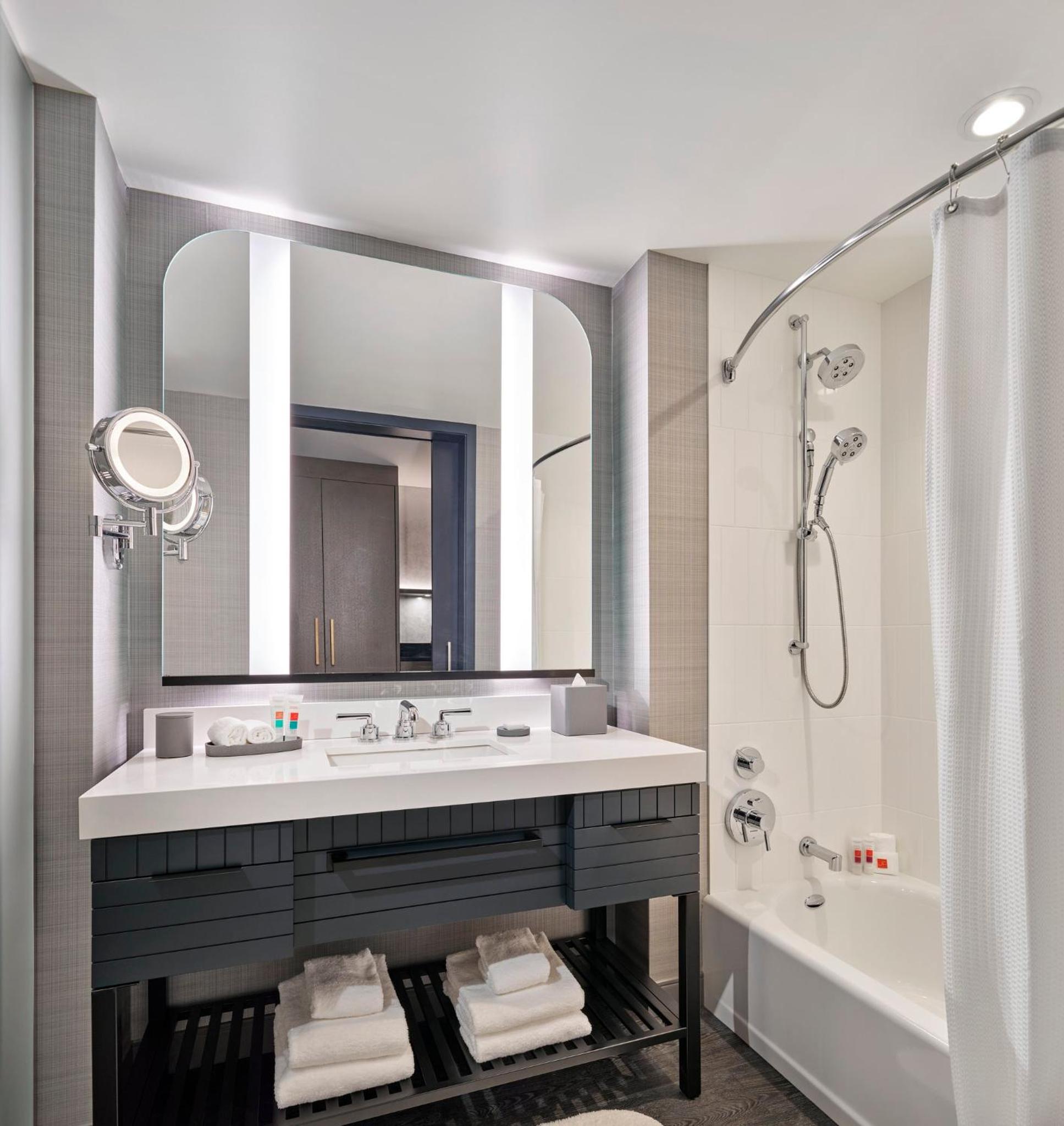 Deluxe King Mobility Accessible ADA Tub - Photo 2