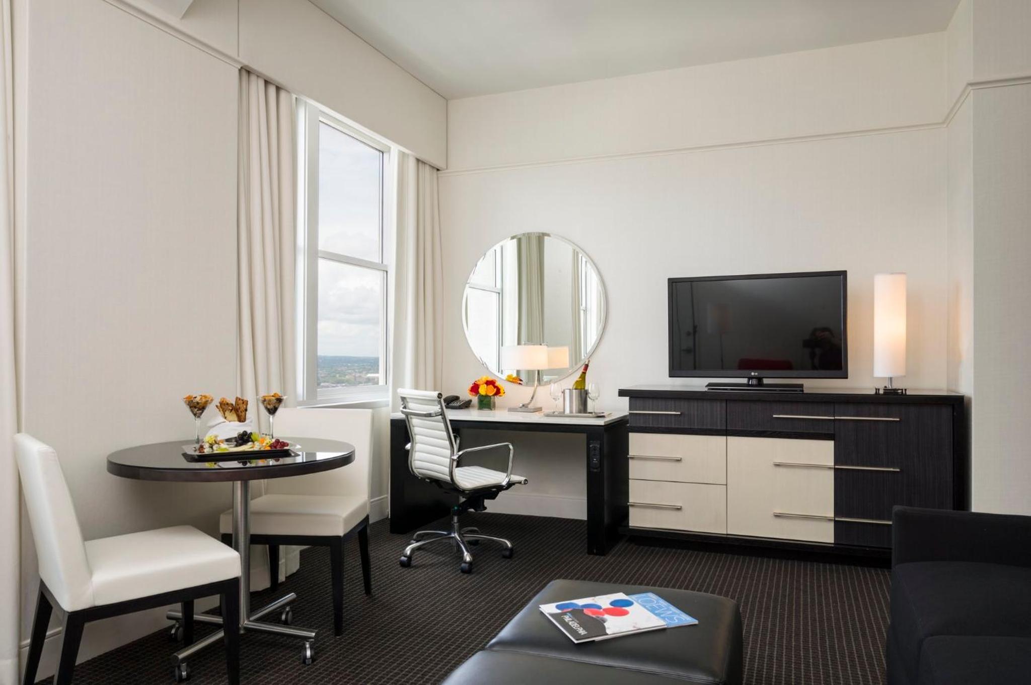 Luxury King Skyline Suite - Photo 4