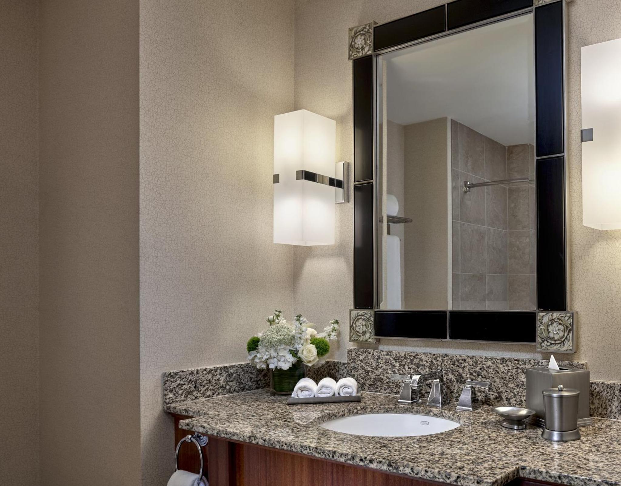 Deluxe King Room with City View - Photo 2