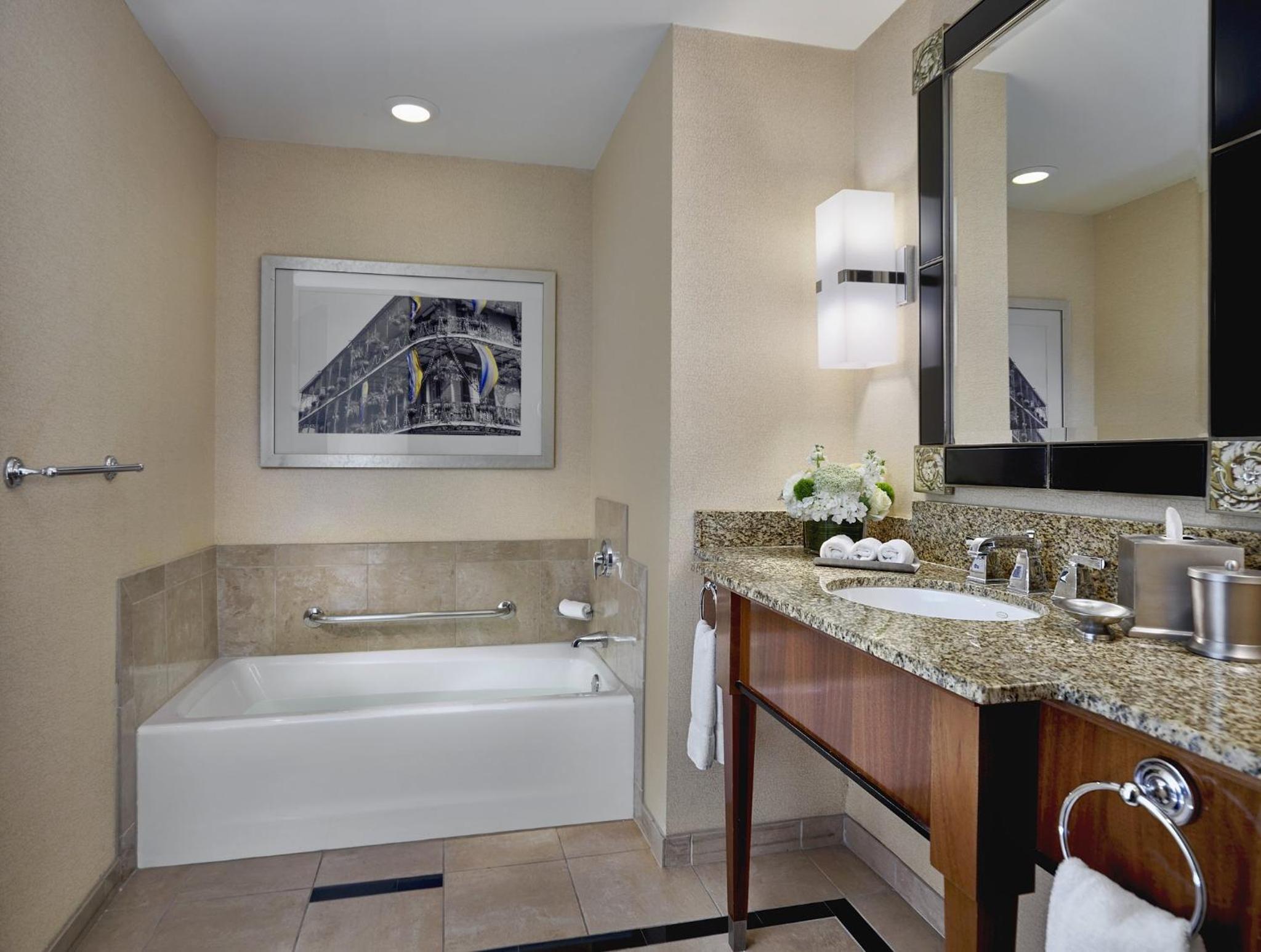 Grand Queen Room with City View - Photo 3