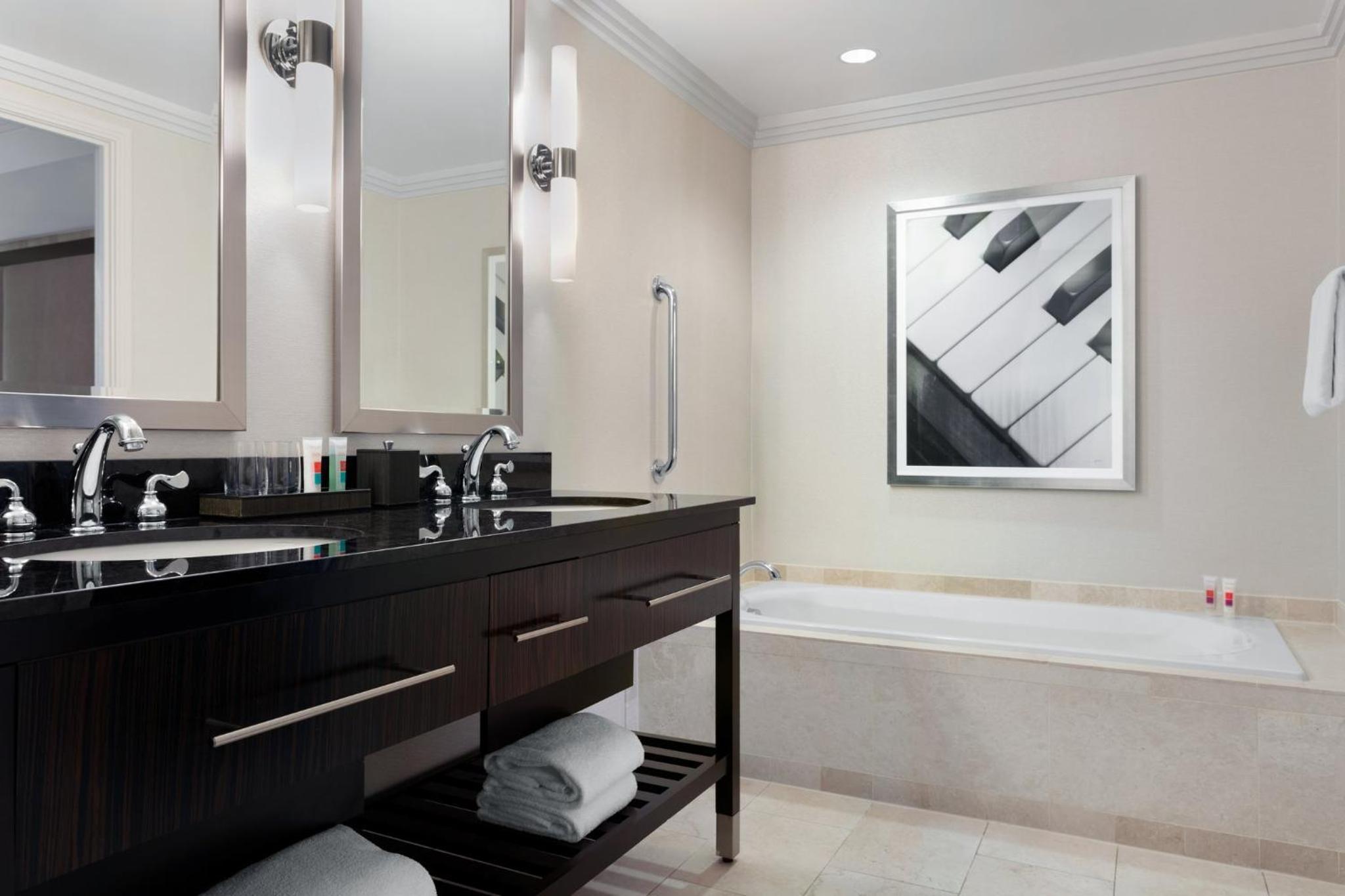 Grand King Suite - Photo 2