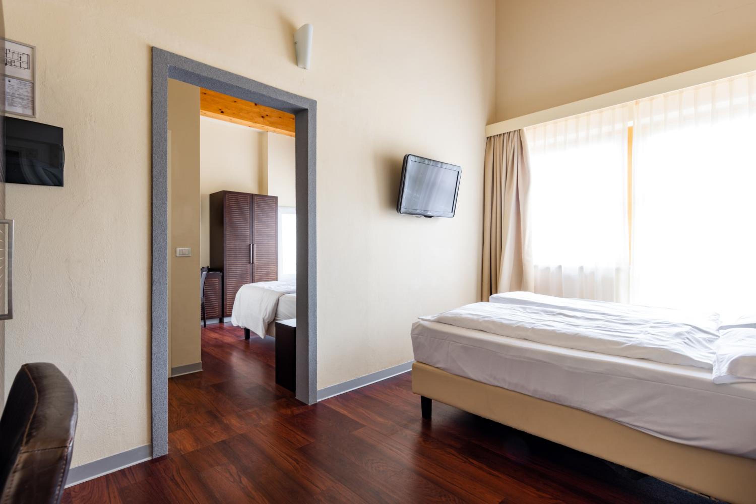 Two Connecting Double Rooms - Photo 1