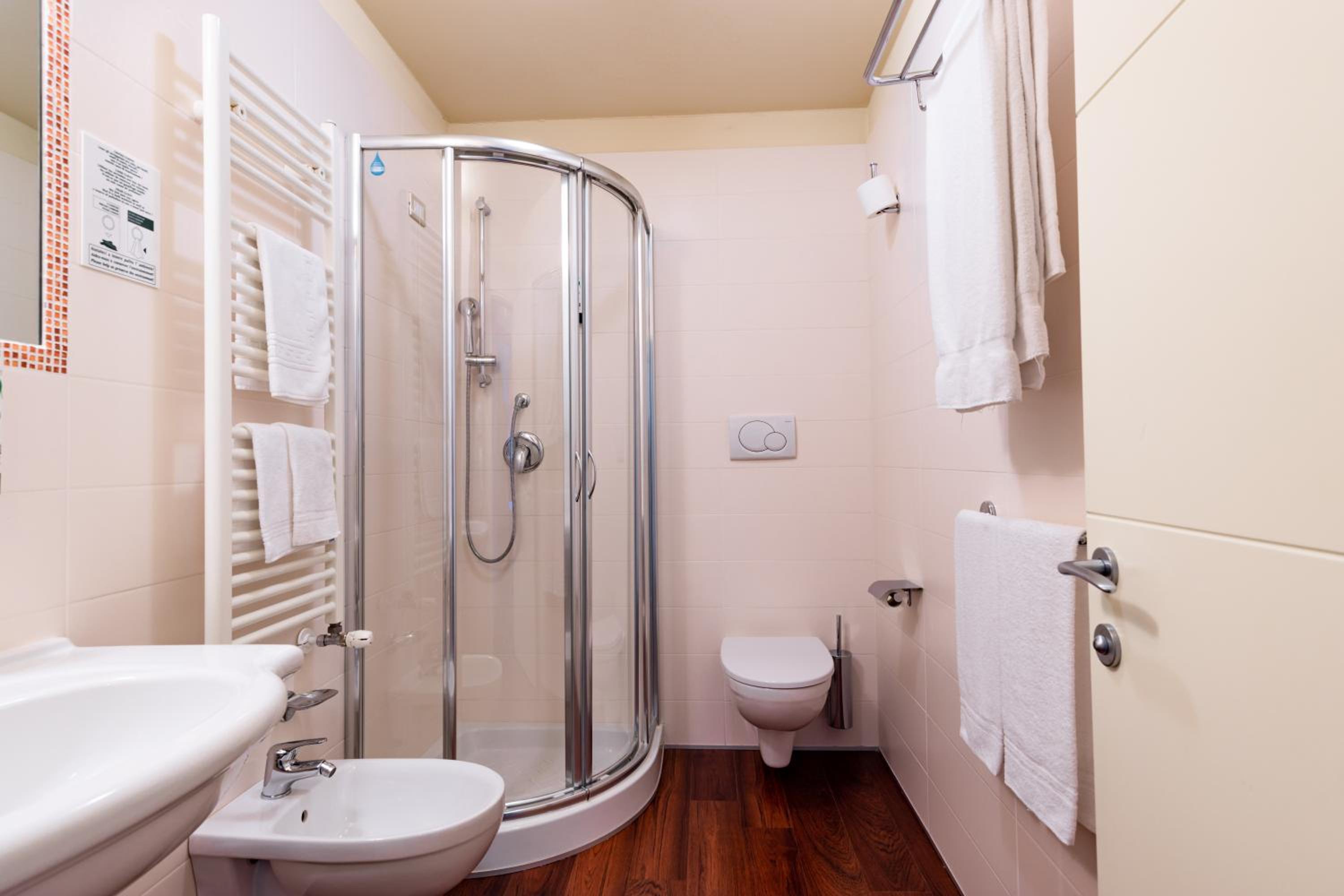 Two Connecting Double Rooms - Photo 4