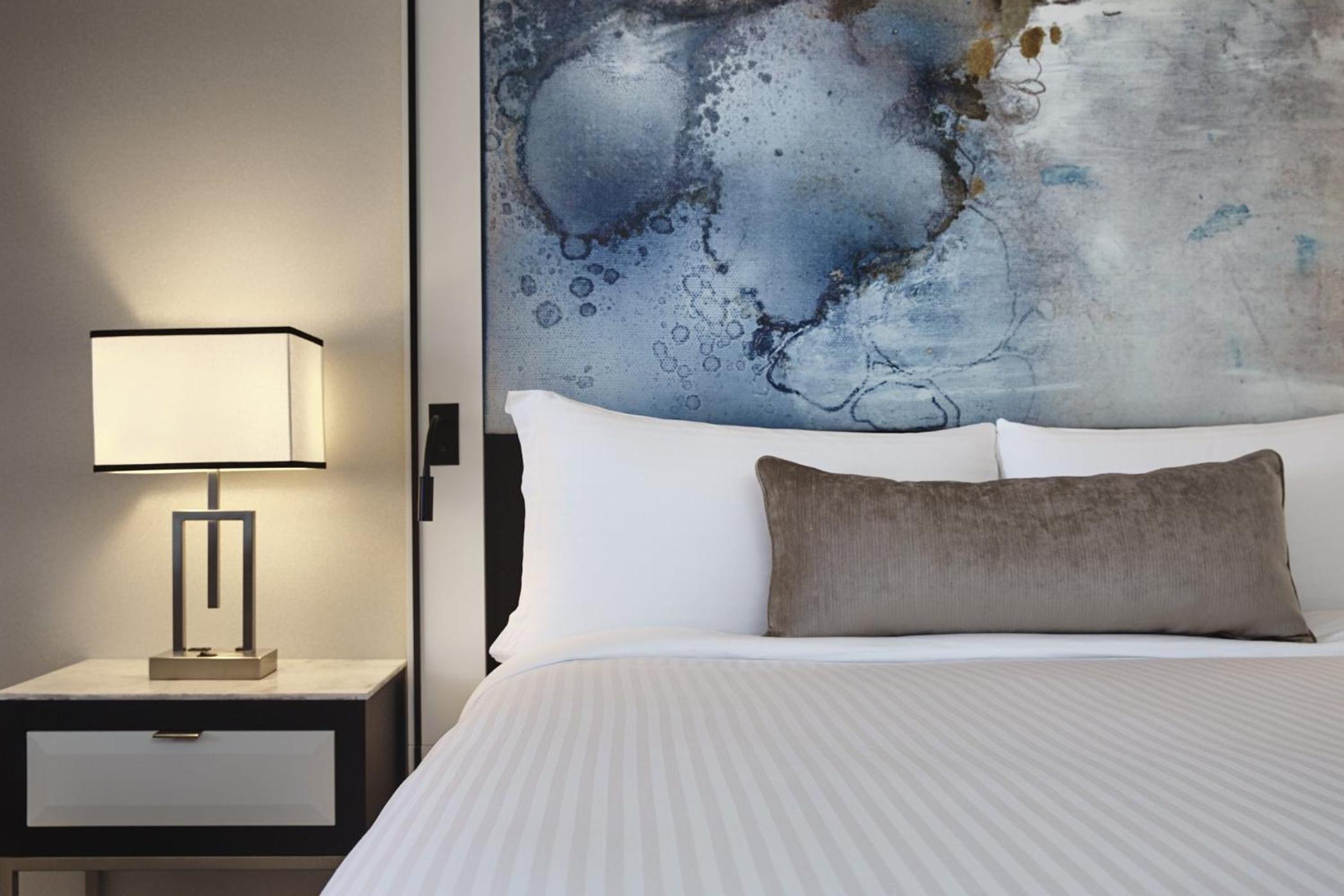 King Room with One King Bed (Non Smoking) (Accessible) thumbnail 5