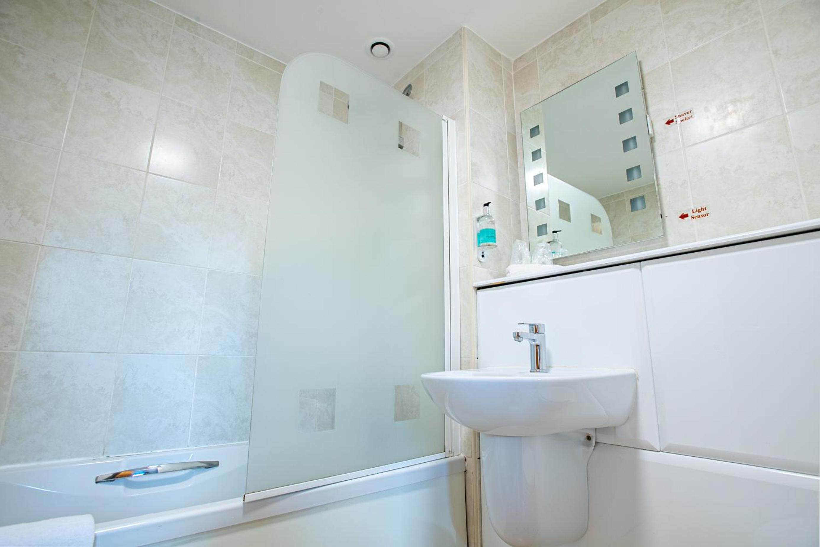 Double Room - Photo 7