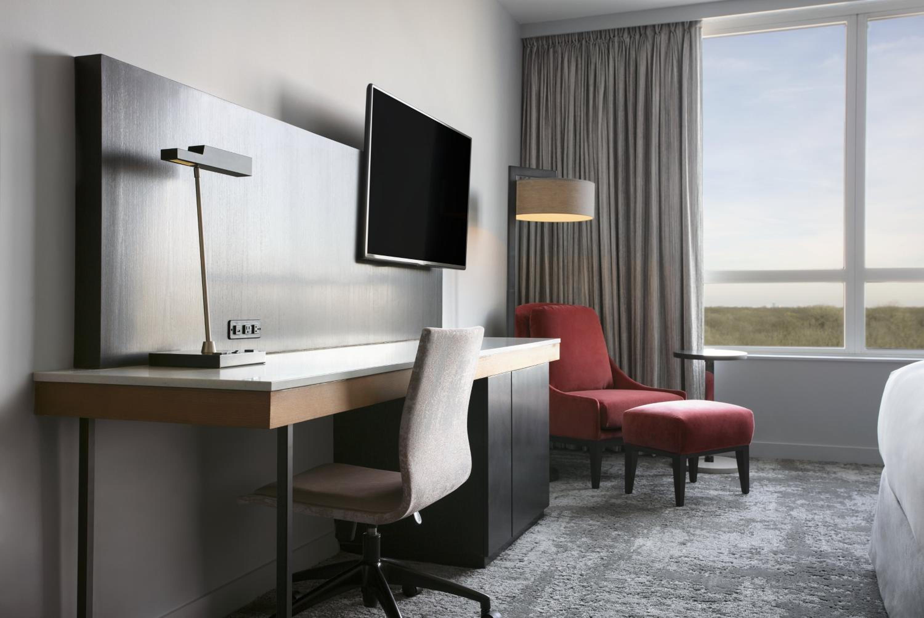 Deluxe King Room - Photo 2