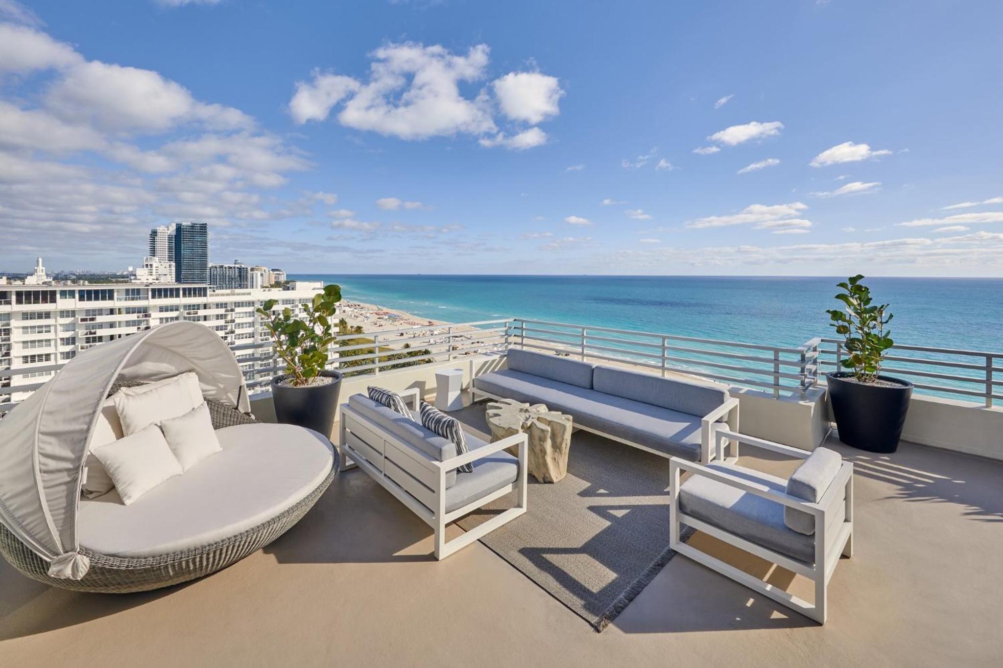 Presidential Suite with Balcony (Non Smoking) thumbnail 6