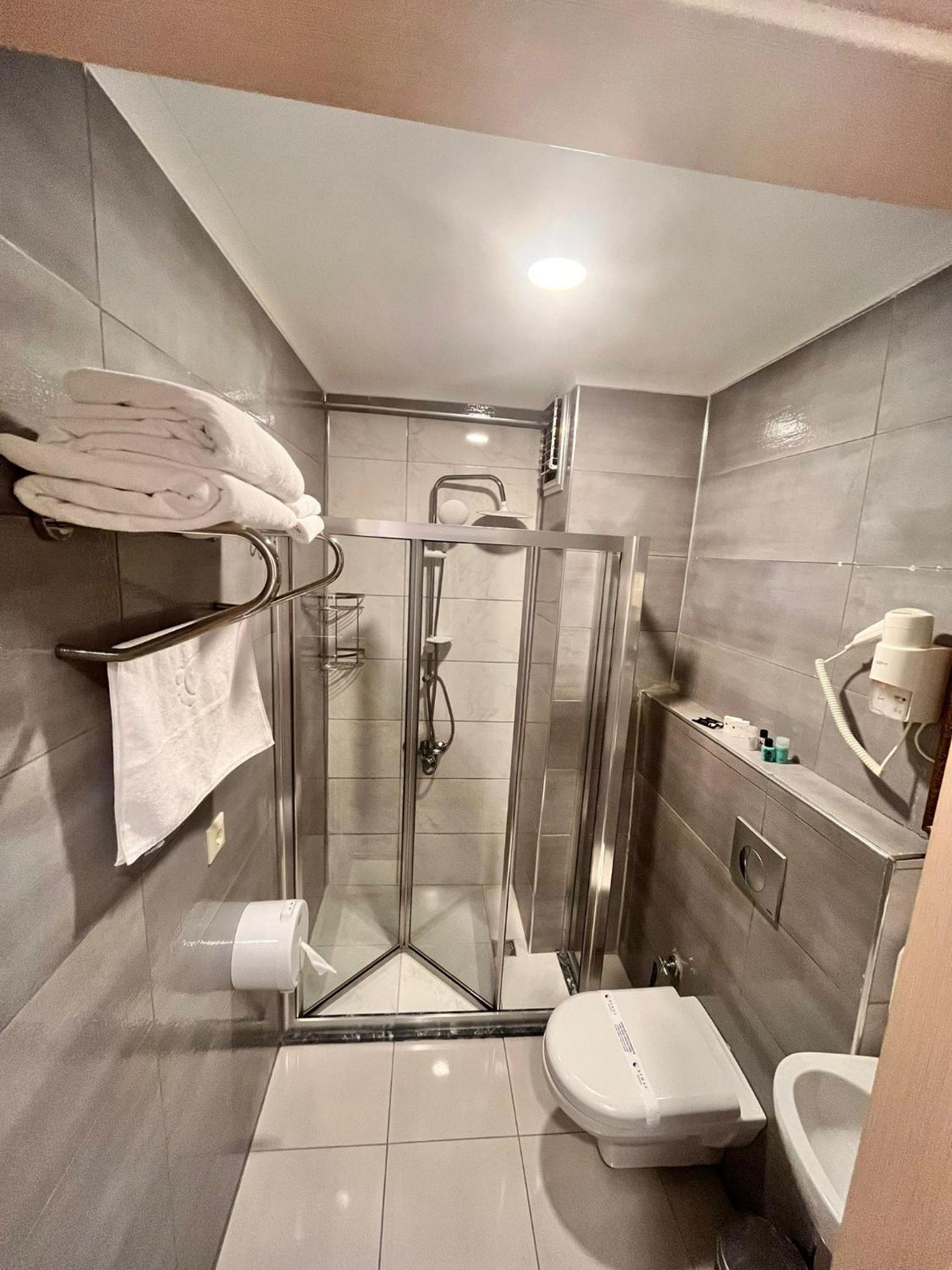 Double or Twin Room with Sea View - Photo 3
