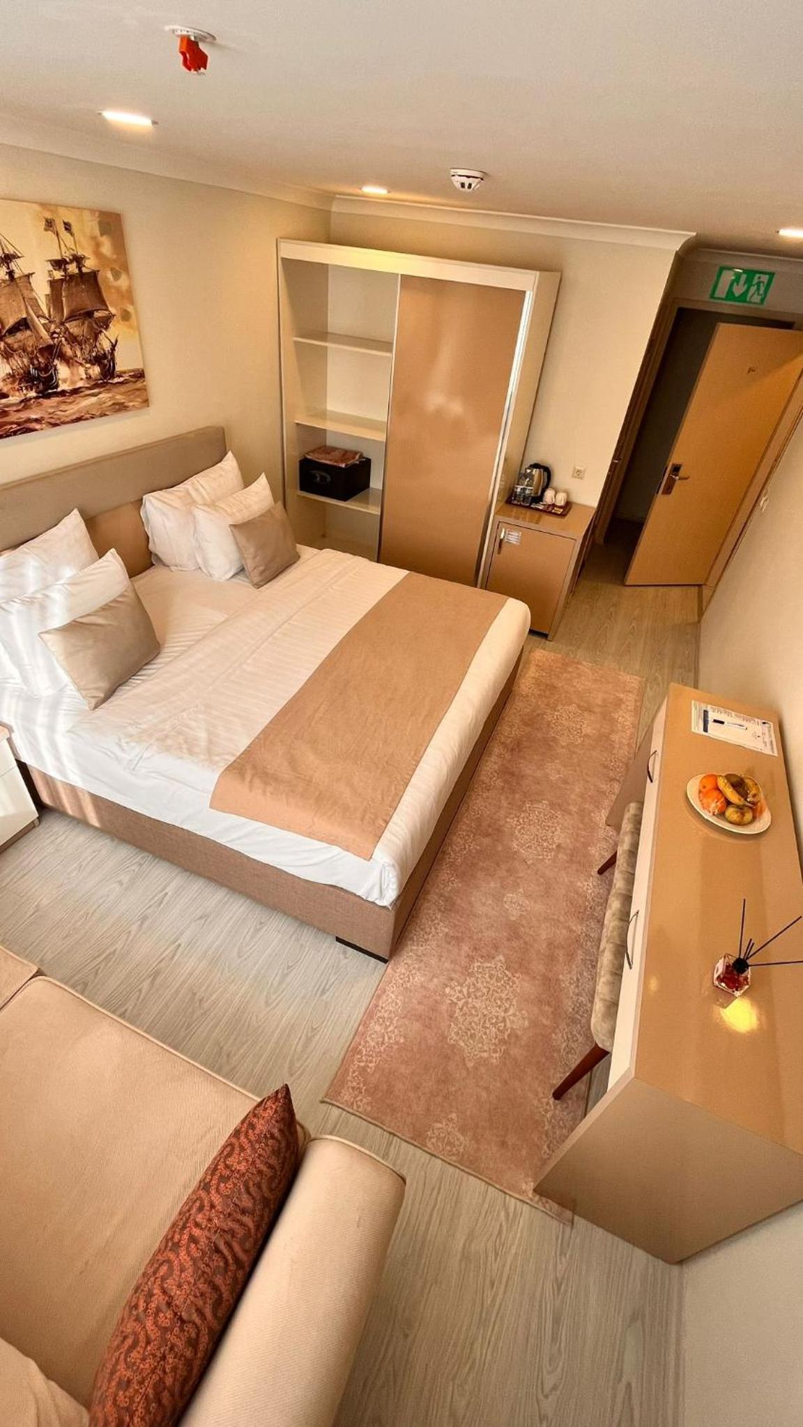 Family Room with Sea View - Photo 3