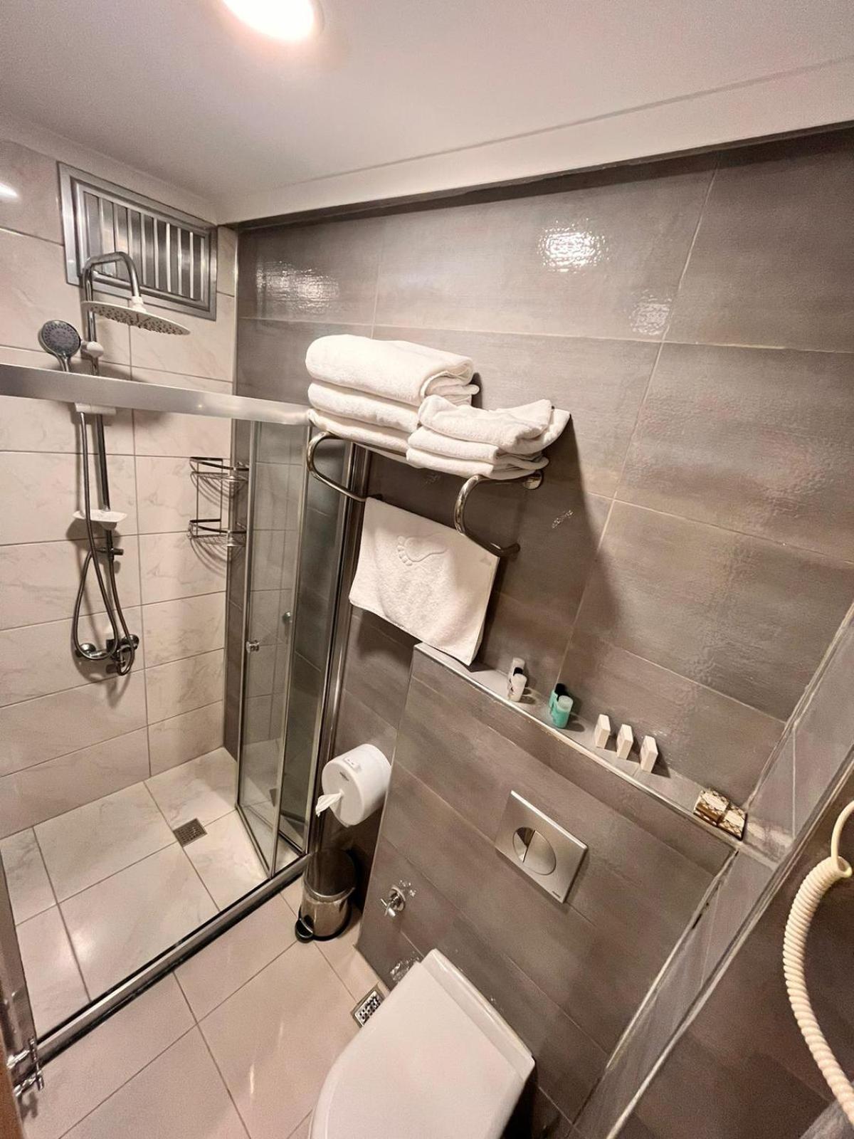 Economy Triple Room - Photo 3