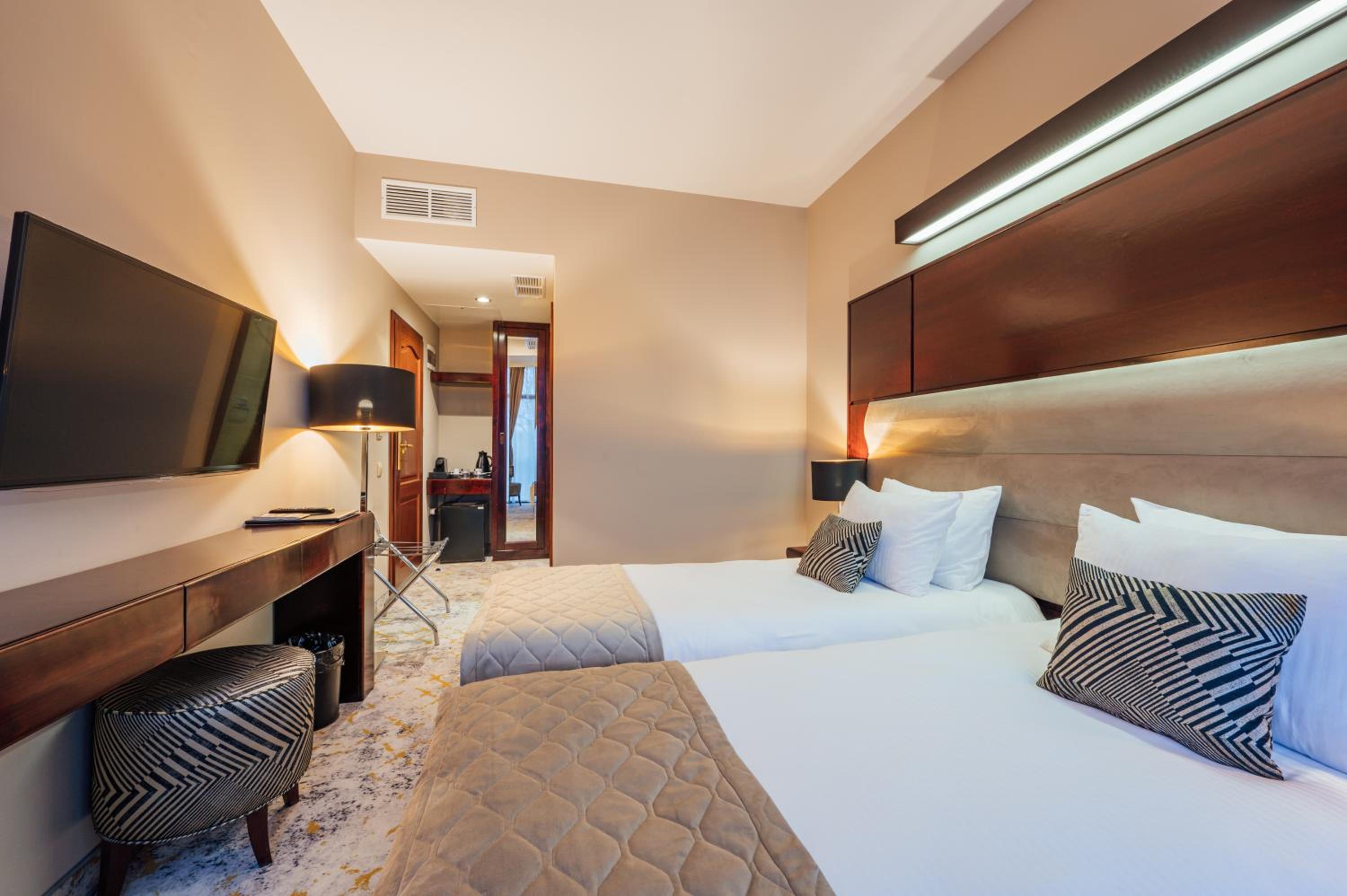 Twin Room - Photo 2