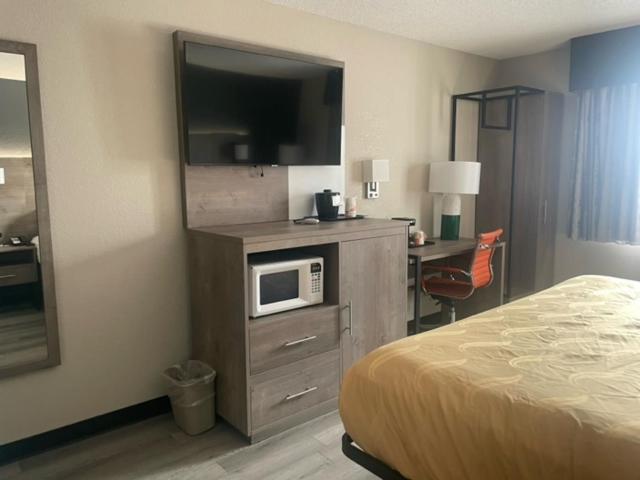 King Room - Non-Smoking - Photo 6