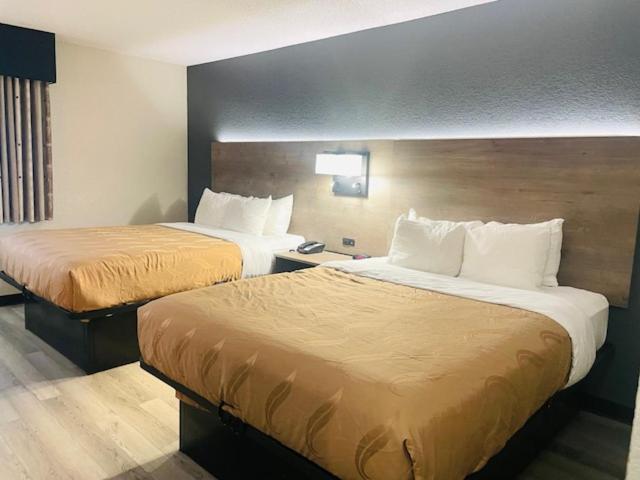 Queen Room with Two Queen Beds - Non-Smoking - Photo 1
