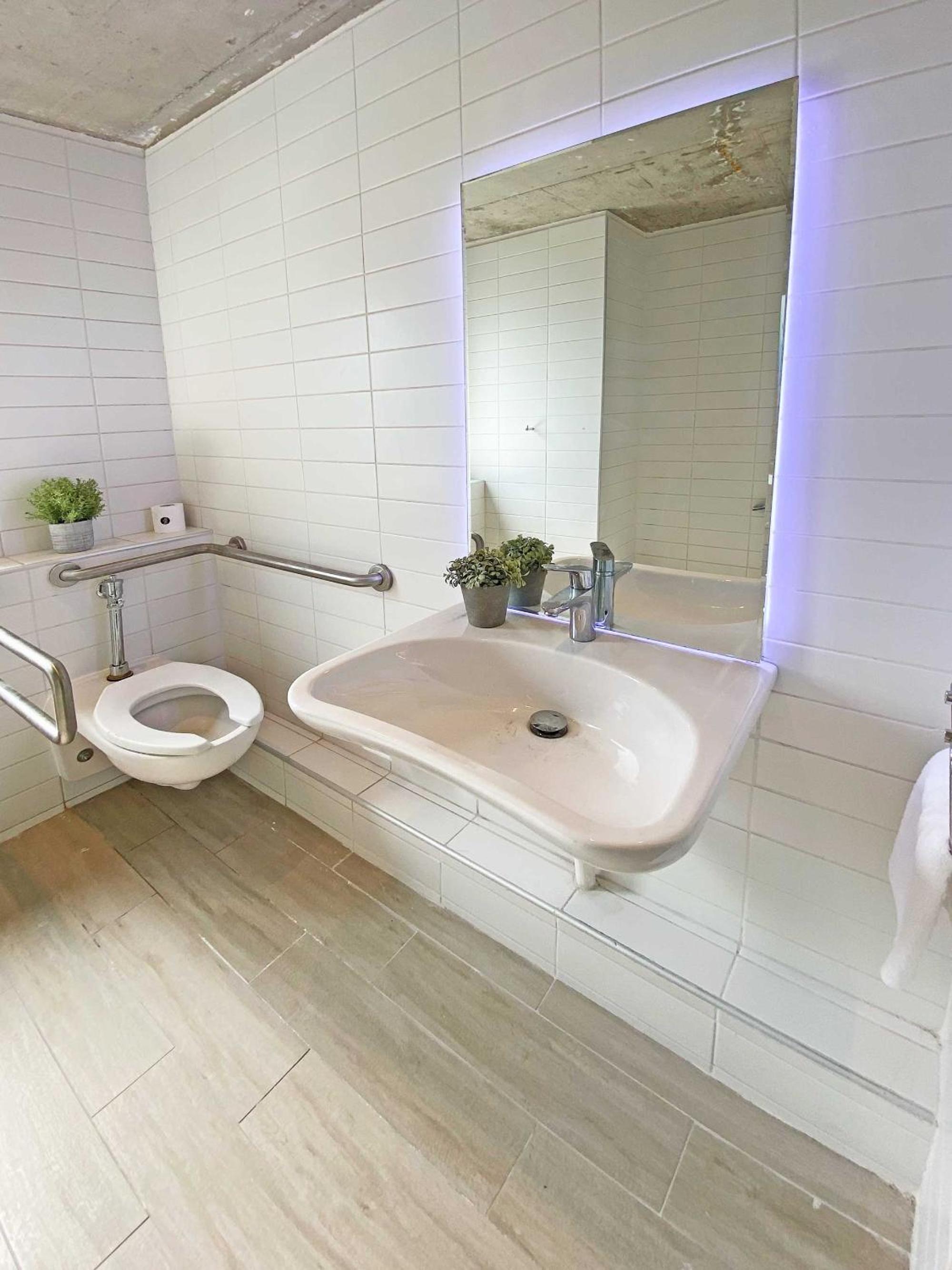 Queen Suite - Disability Access - Photo 3