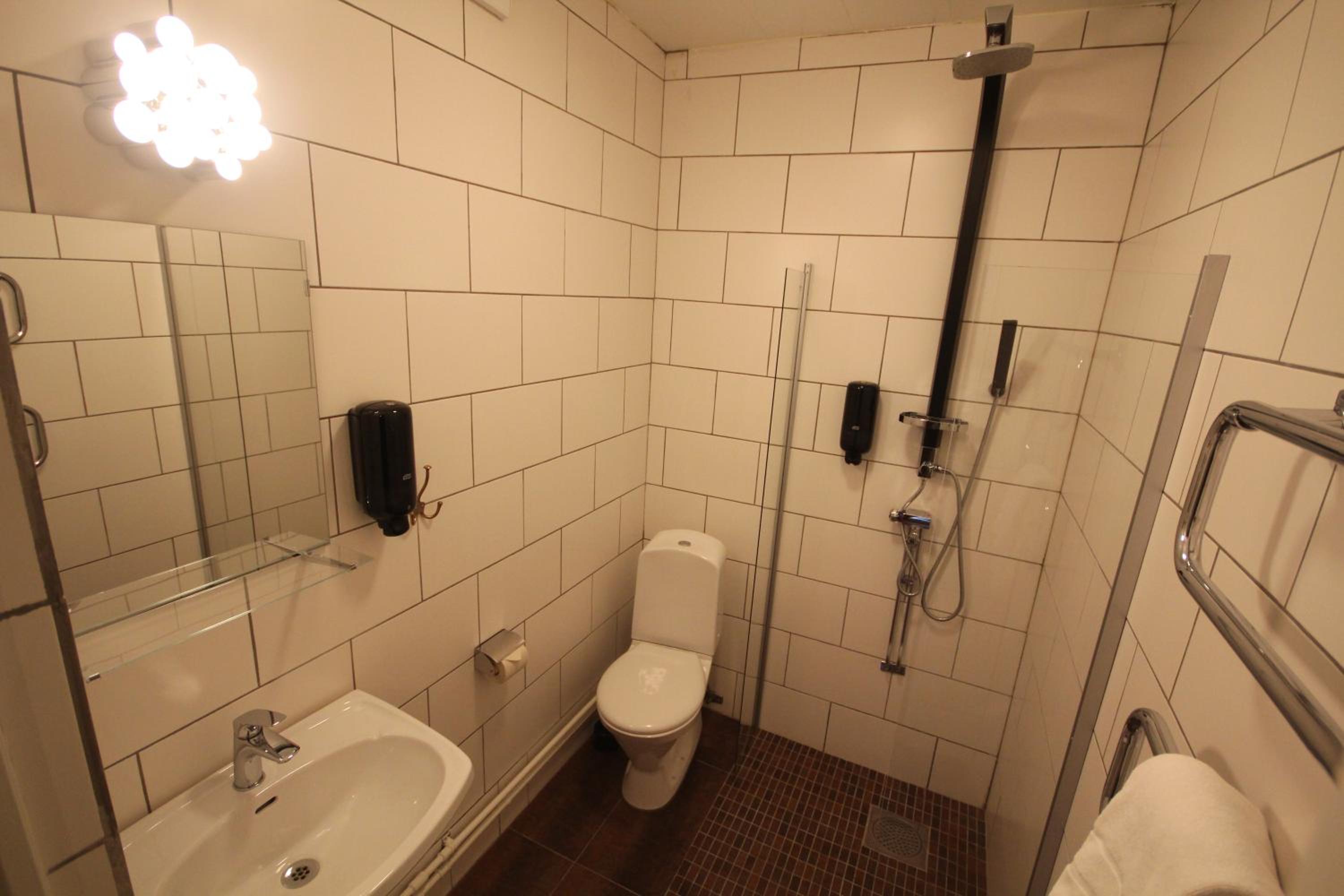 Double Room with Private Bathroom - Photo 2