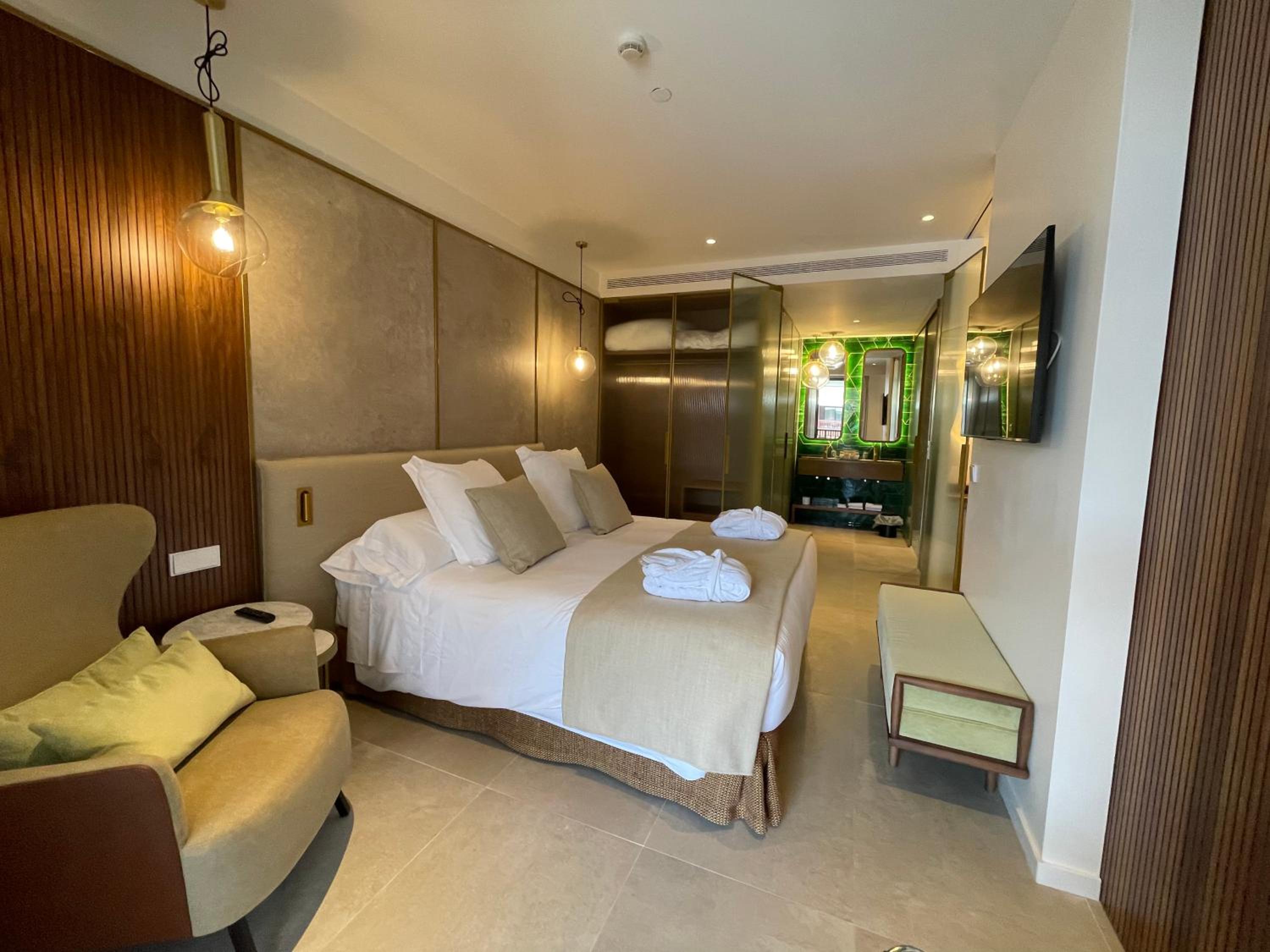 Premium Junior Suite thumbnail 6