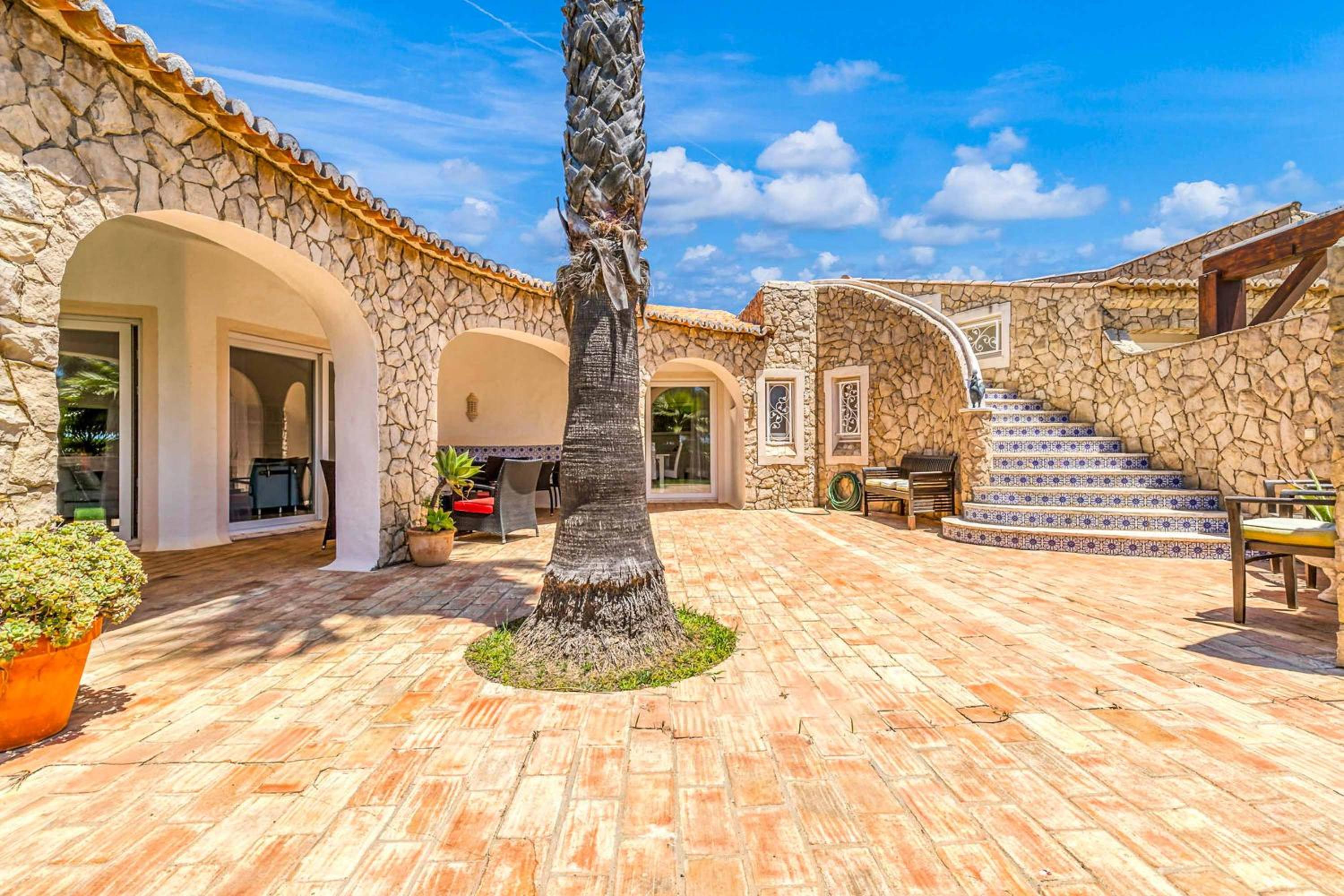 Five-Bedroom Villa photo 2