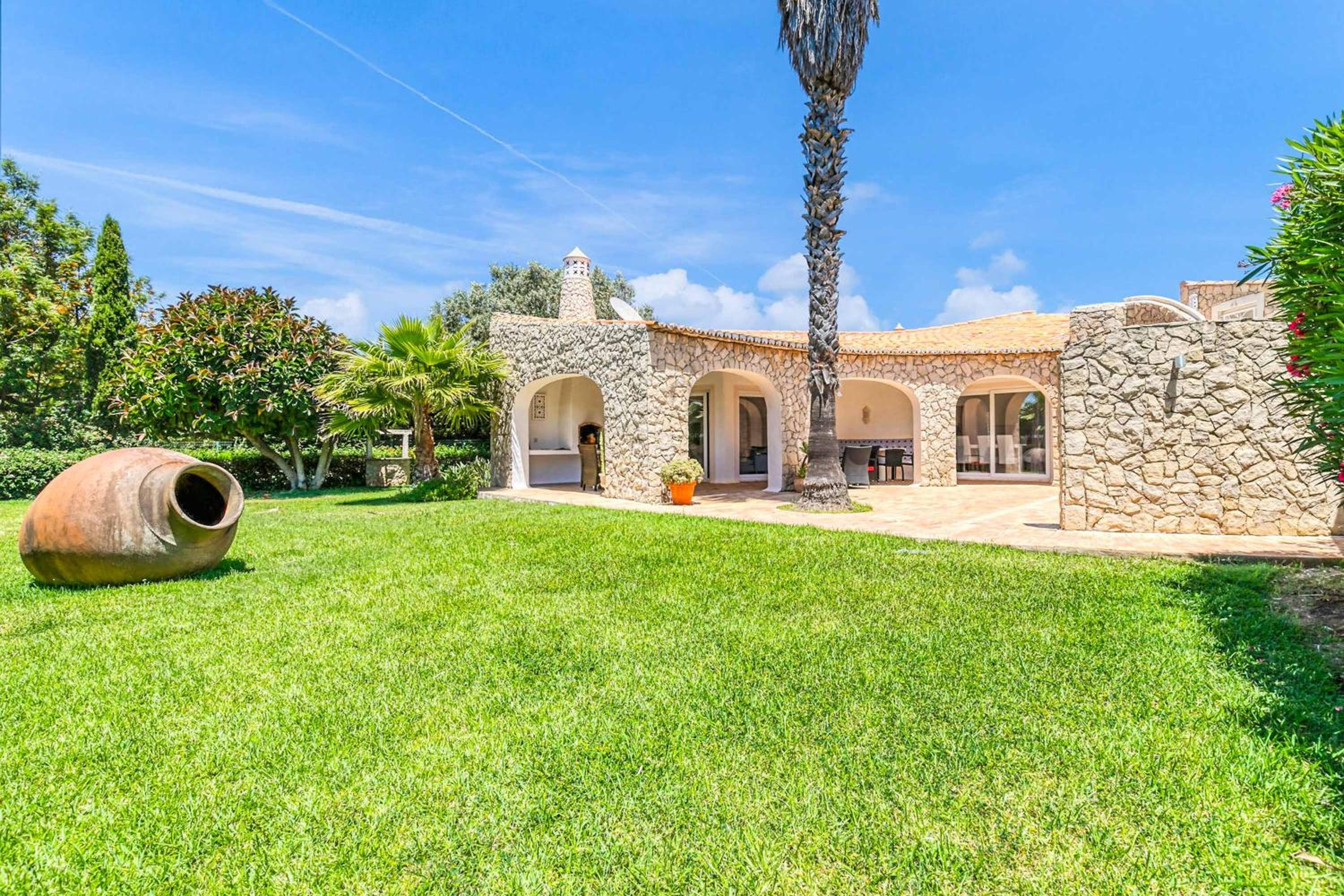Five-Bedroom Villa photo 3