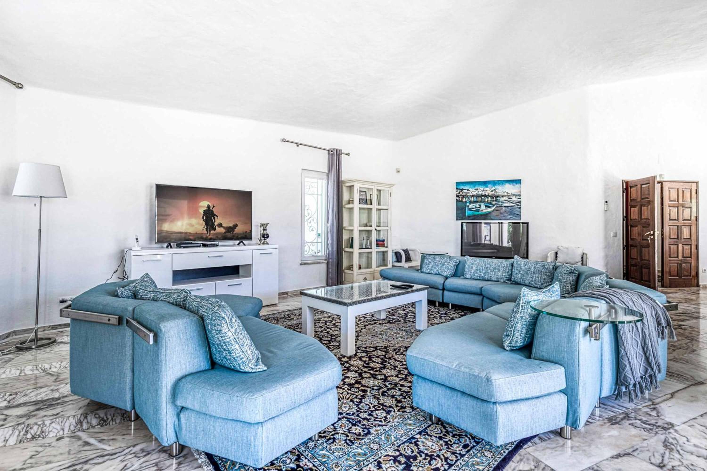 Five-Bedroom Villa photo 1