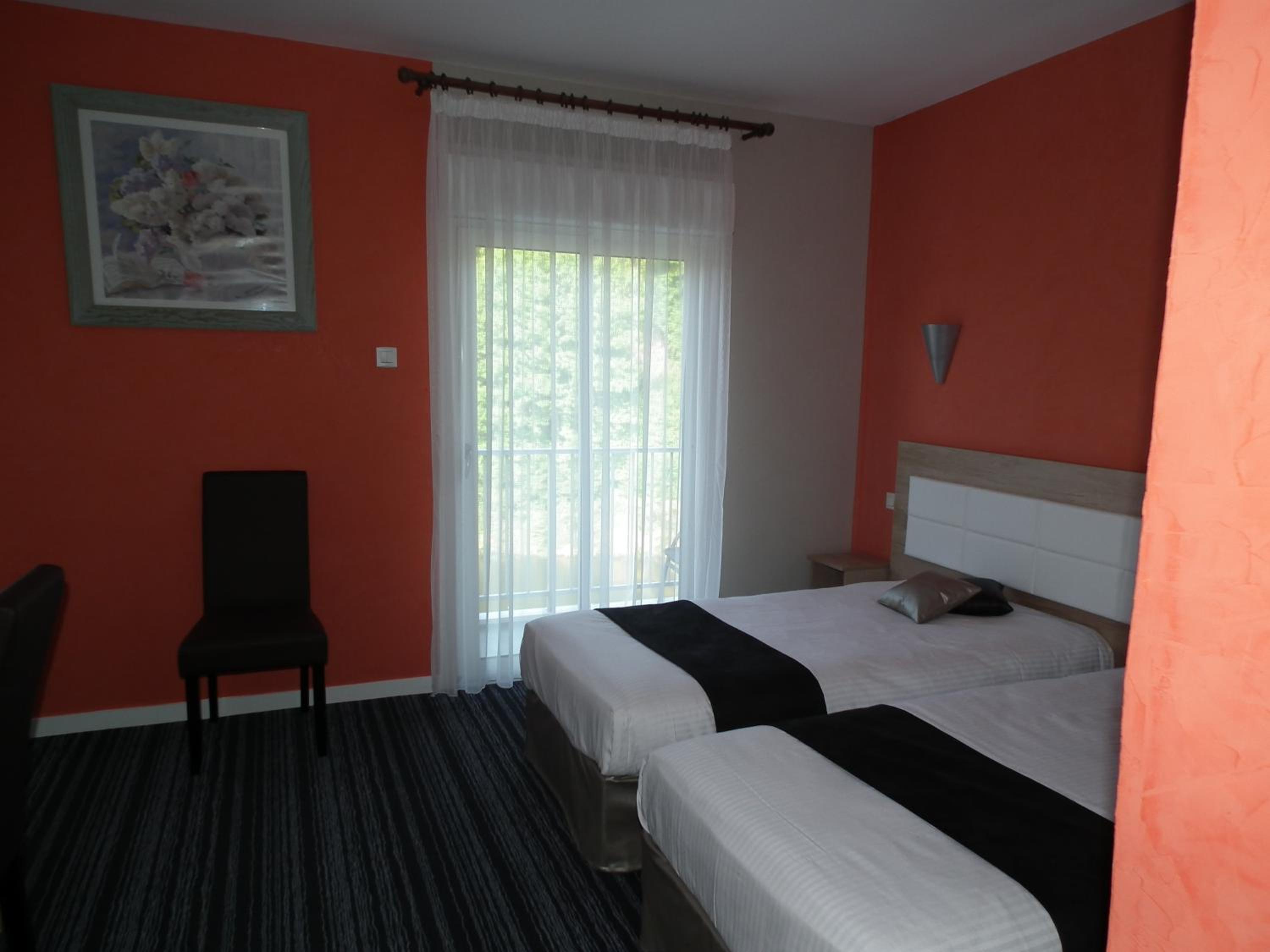 Twin Room with Big Lake View - Photo 4