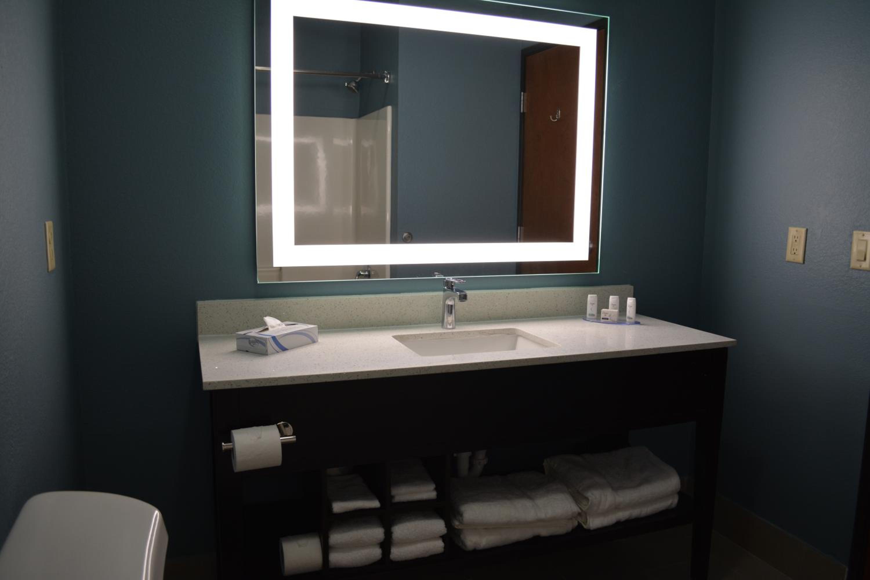Queen Suite with Two Queen Beds, Mobility Access and Bathtub with Grab Bars, Non-Smoking photo 2