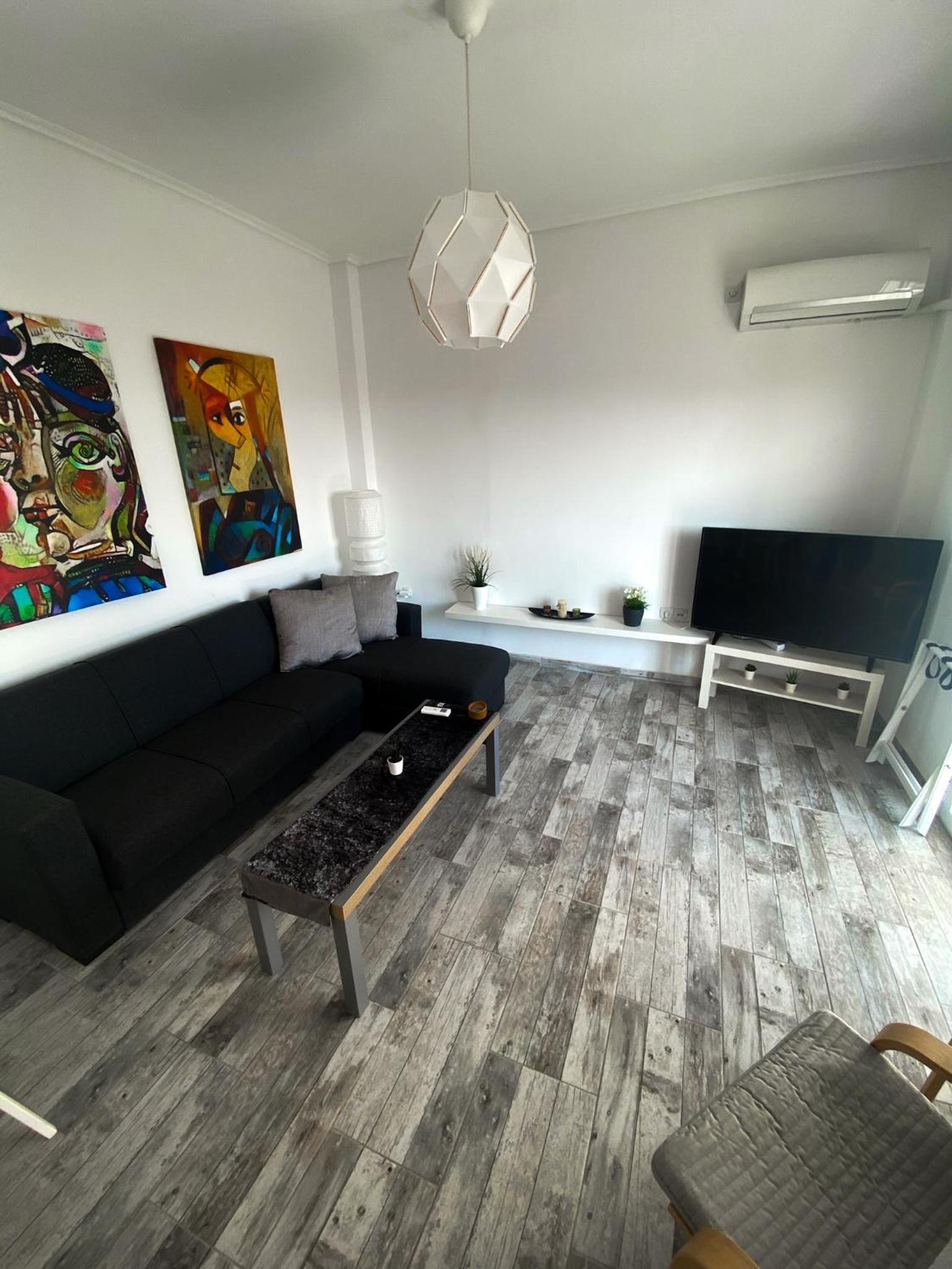 One-Bedroom Apartment photo 1