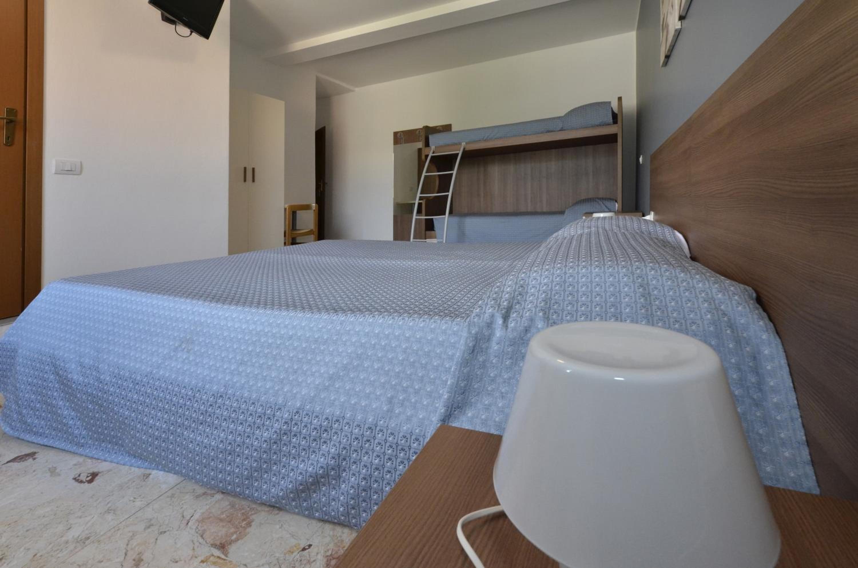 Classic Quadruple Room - Photo 6