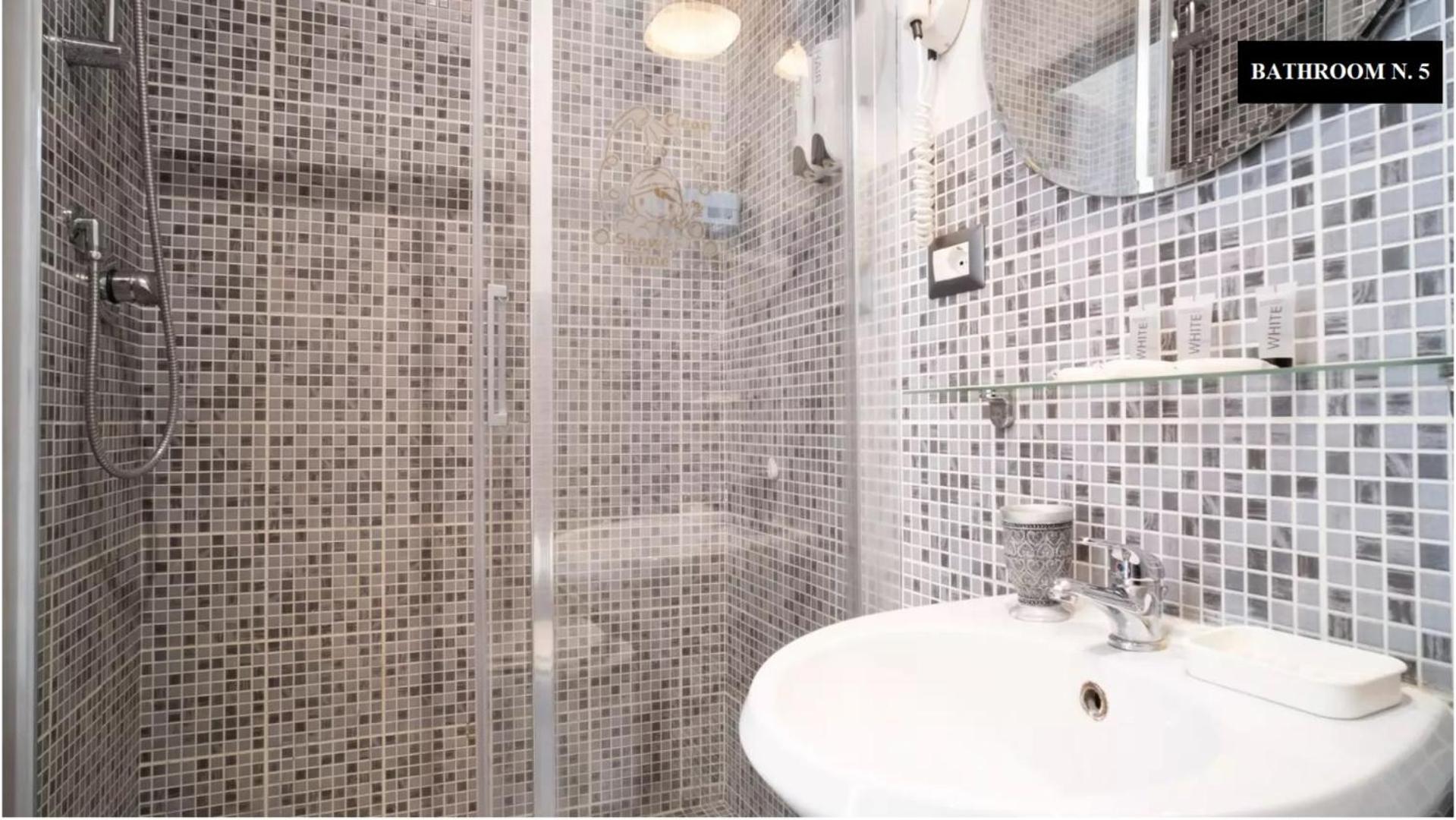 Large Deluxe En-suite photo 2