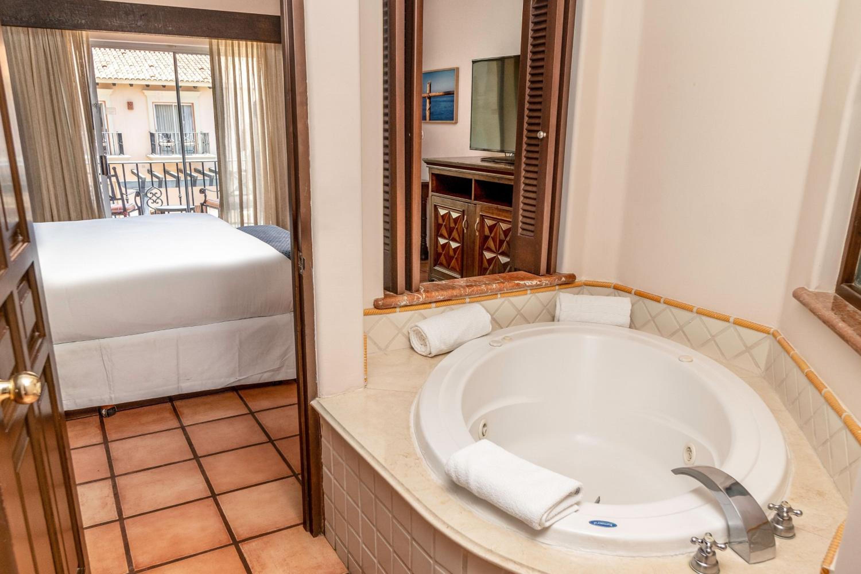 Large One-Bedroom King Suite With Whirlpool