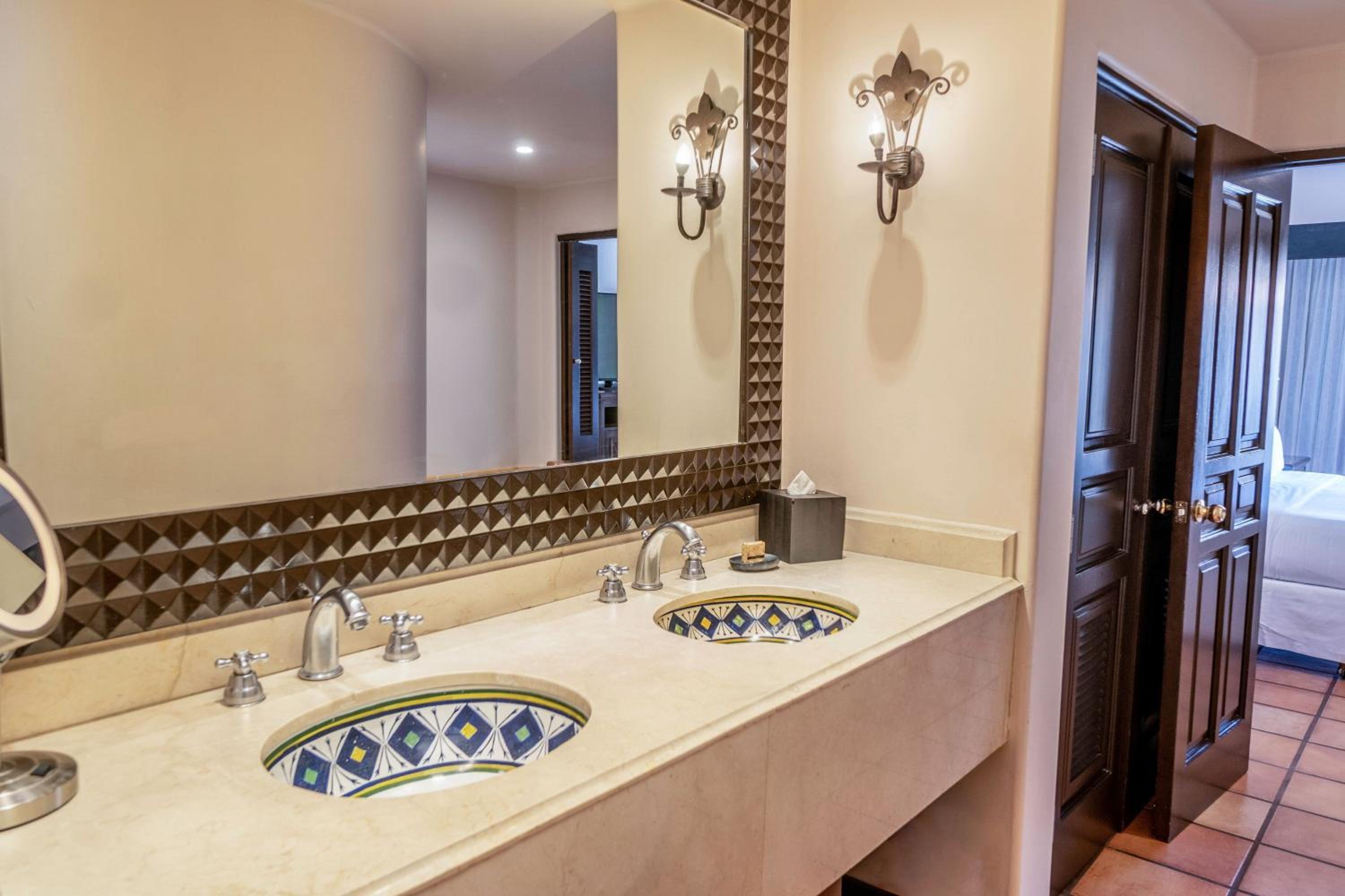 Large One-Bedroom King Suite With Whirlpool