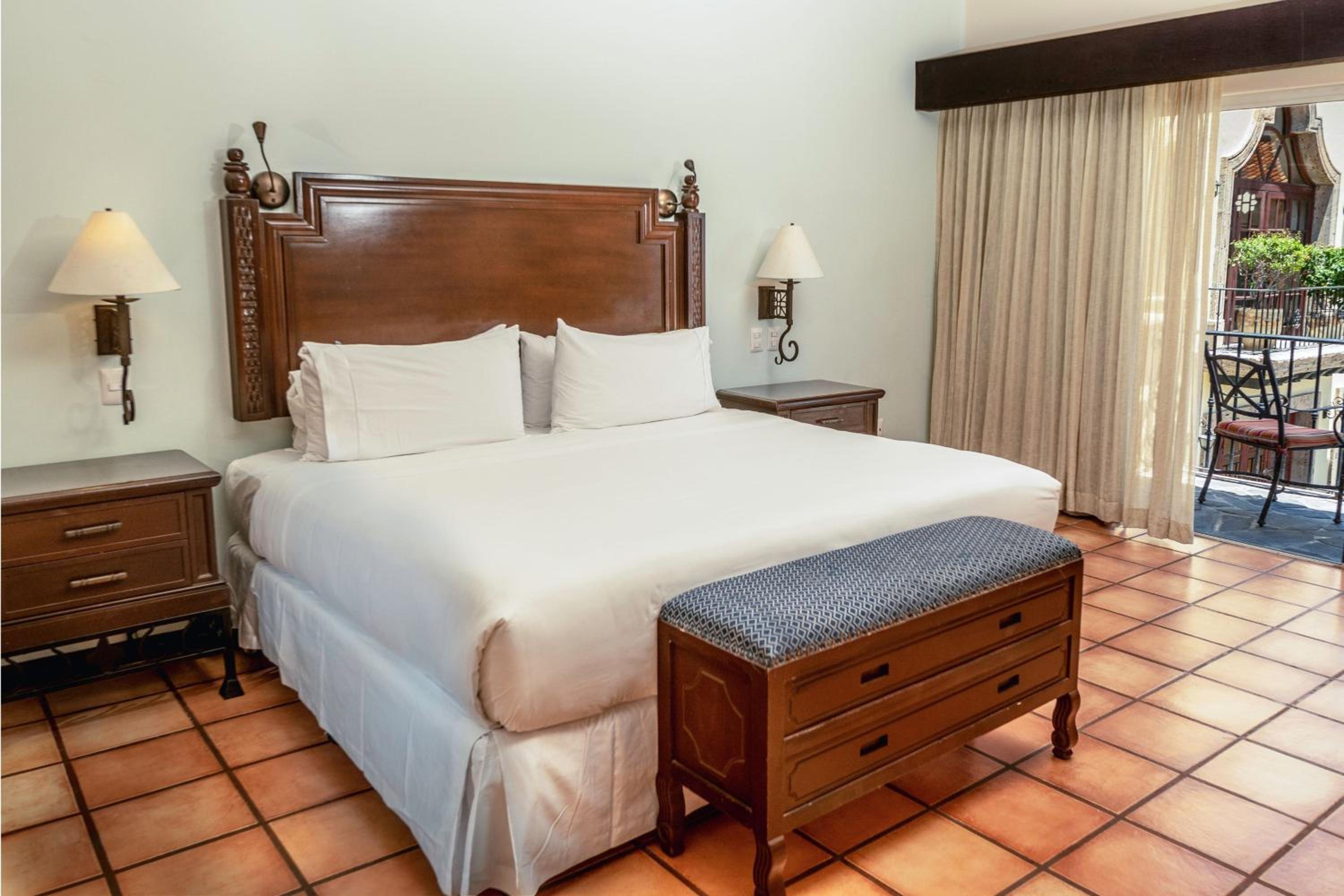 Large One-Bedroom King Suite With Whirlpool