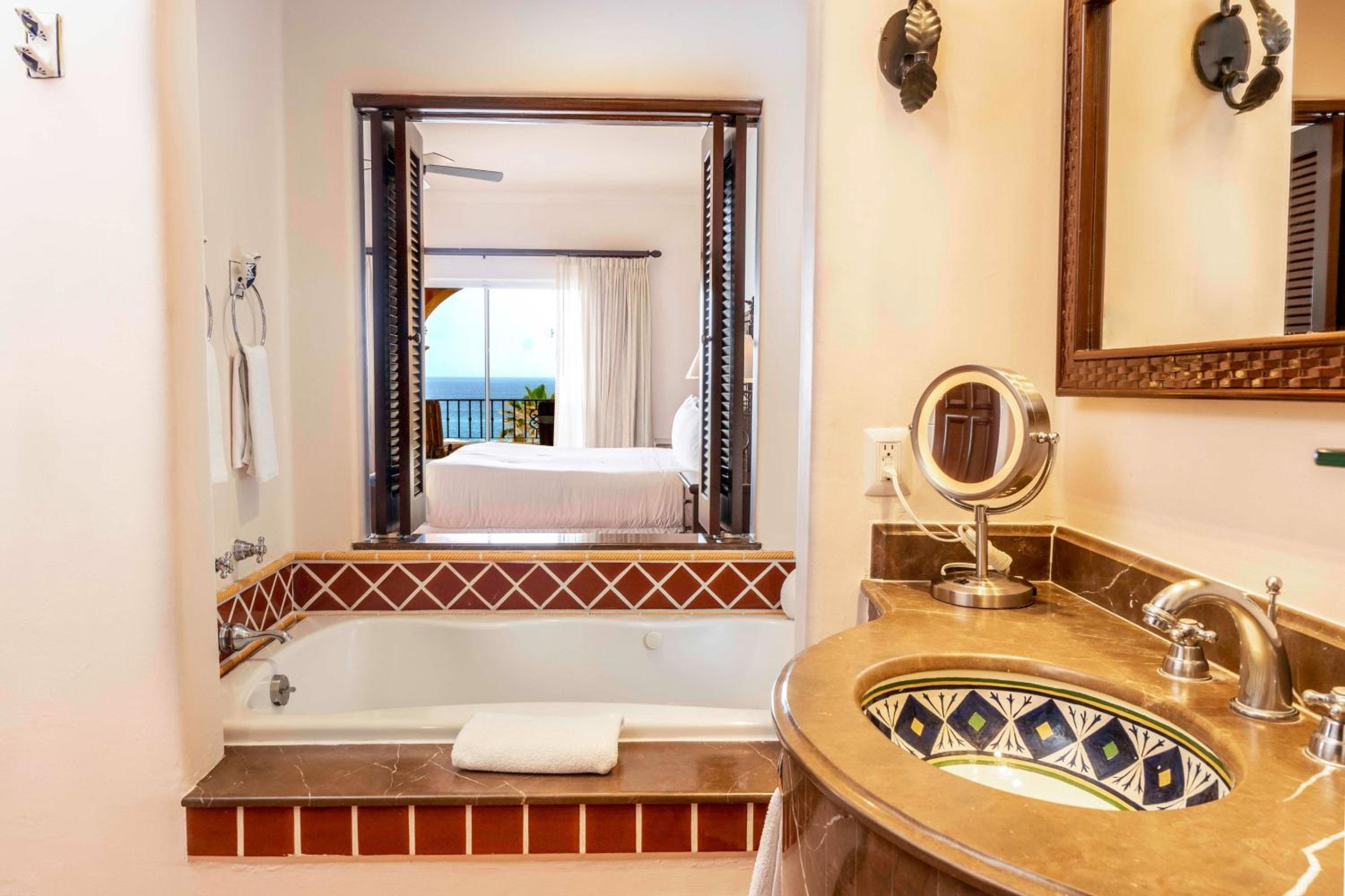 One-Bedroom Oceanfront King Suite With Balcony - Arcos