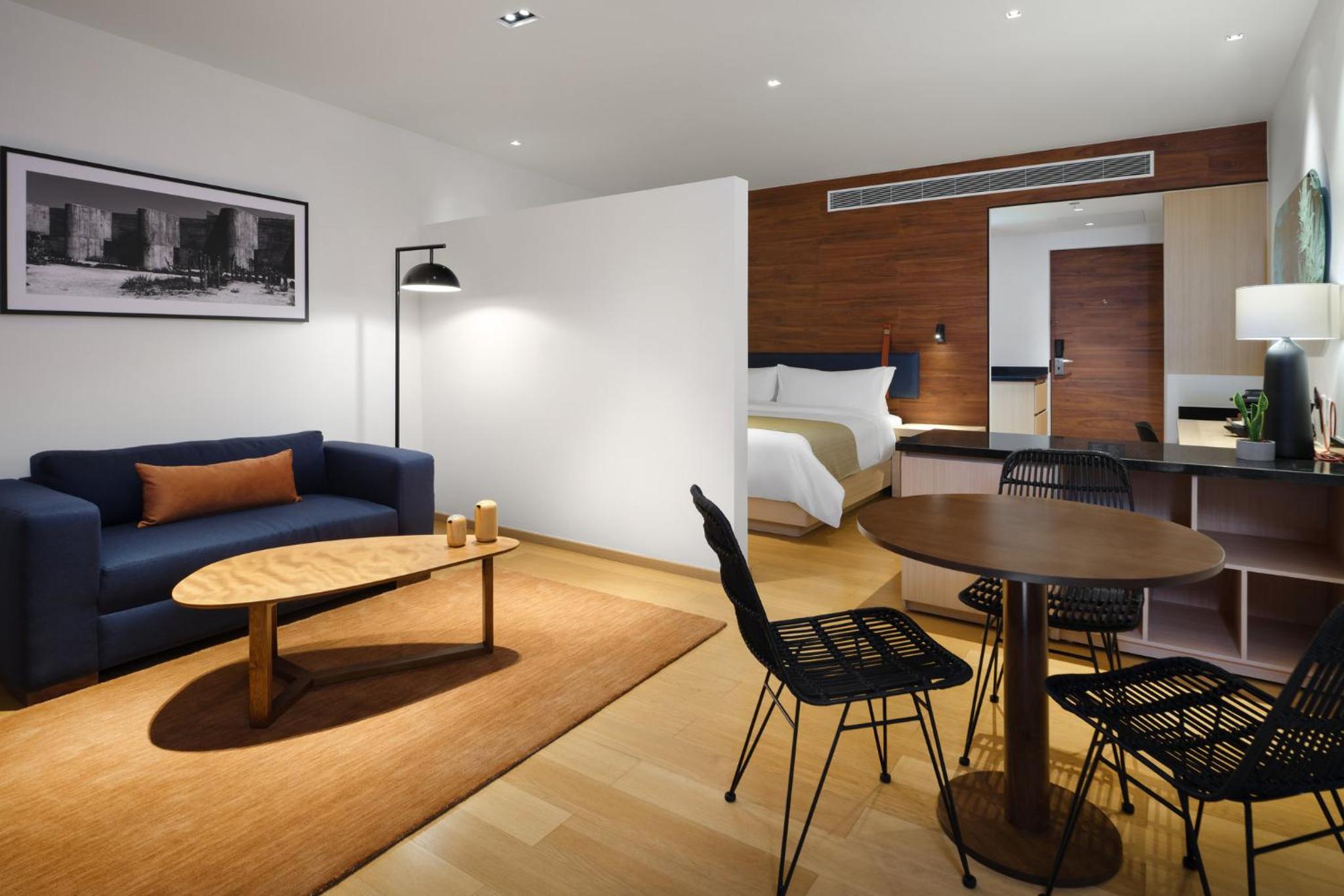 Premium King Room - Mid Floor - Photo 2