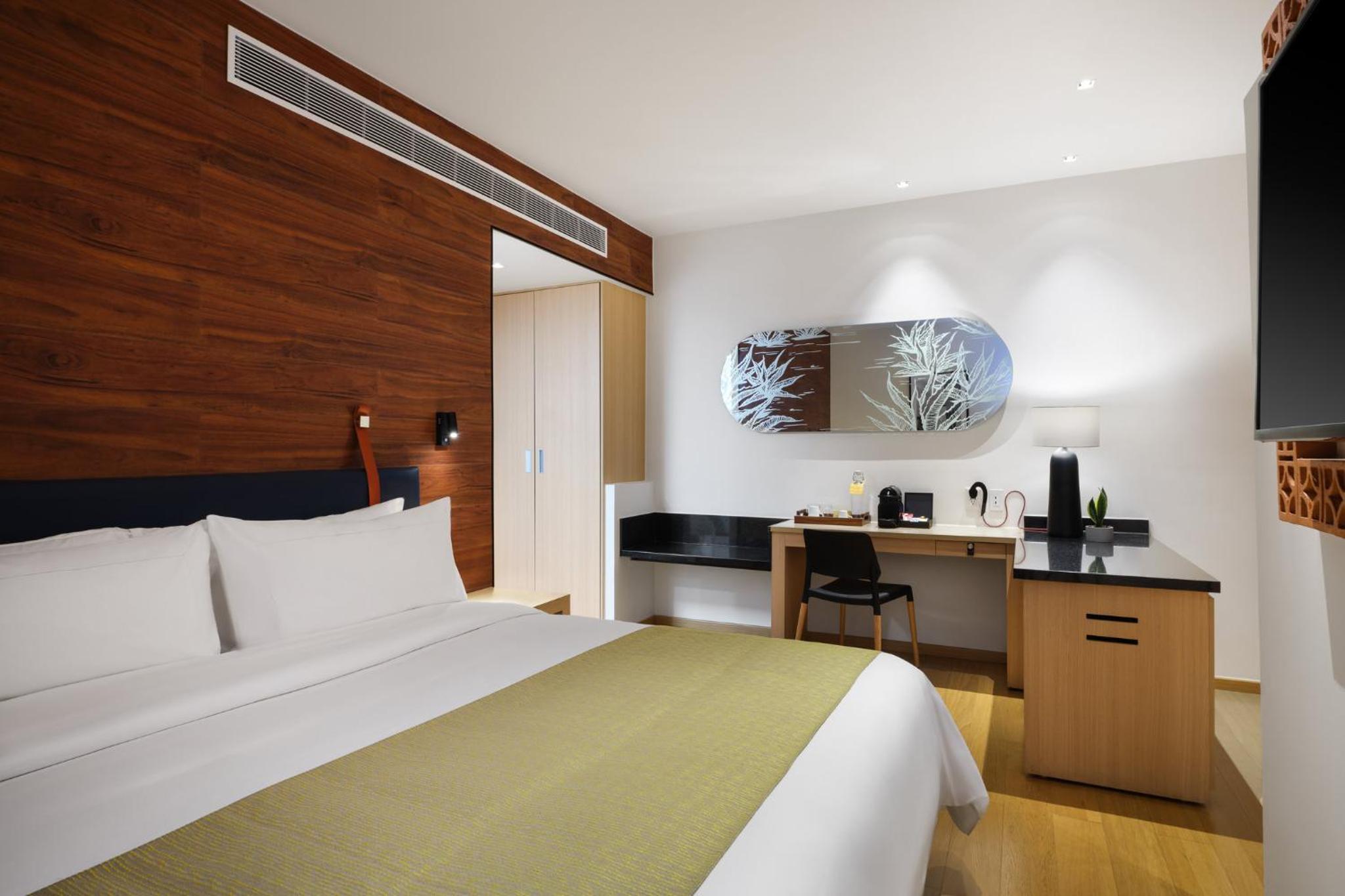 Premium King Room - Mid Floor - Photo 8