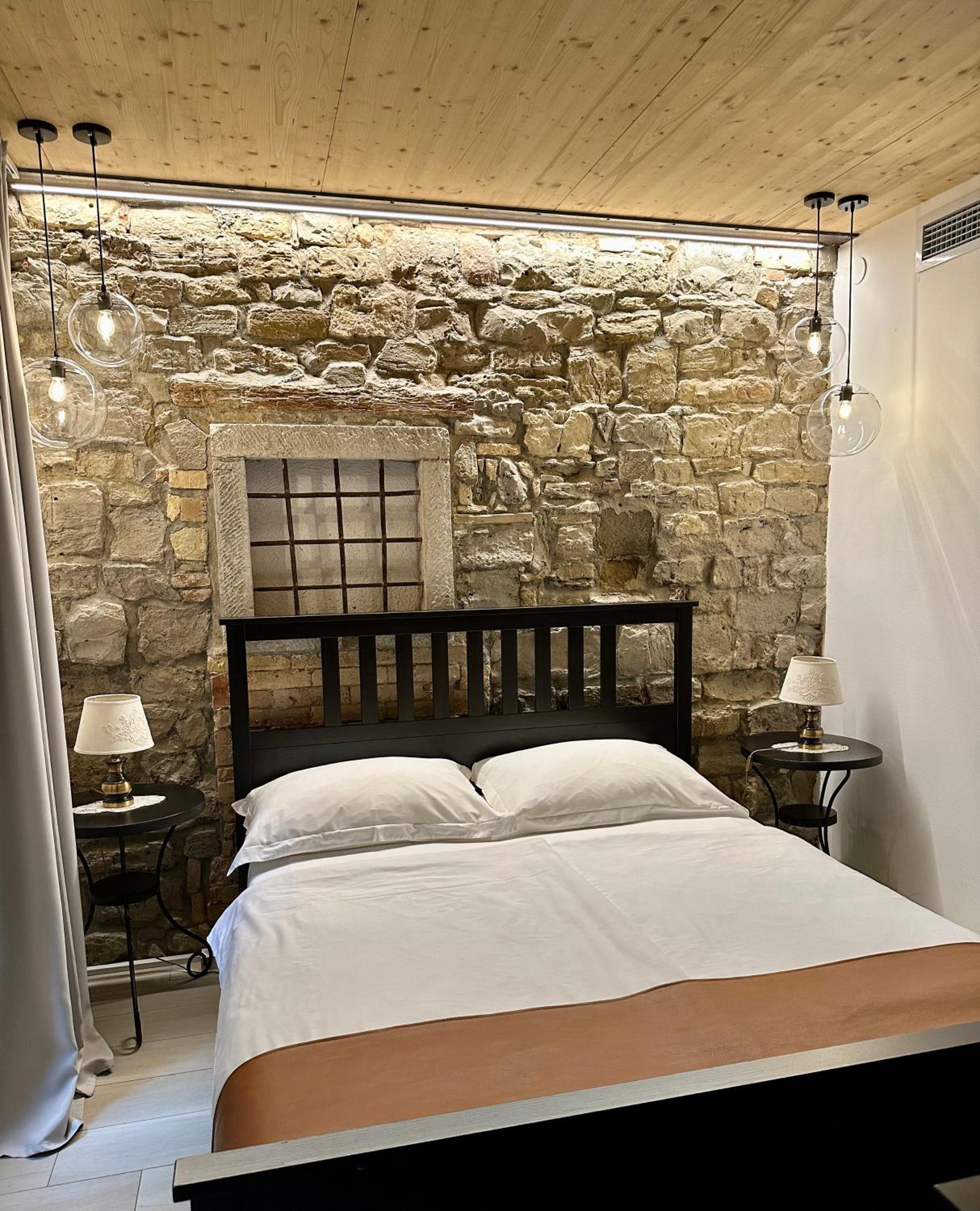 Double Room with Patio - Photo 13