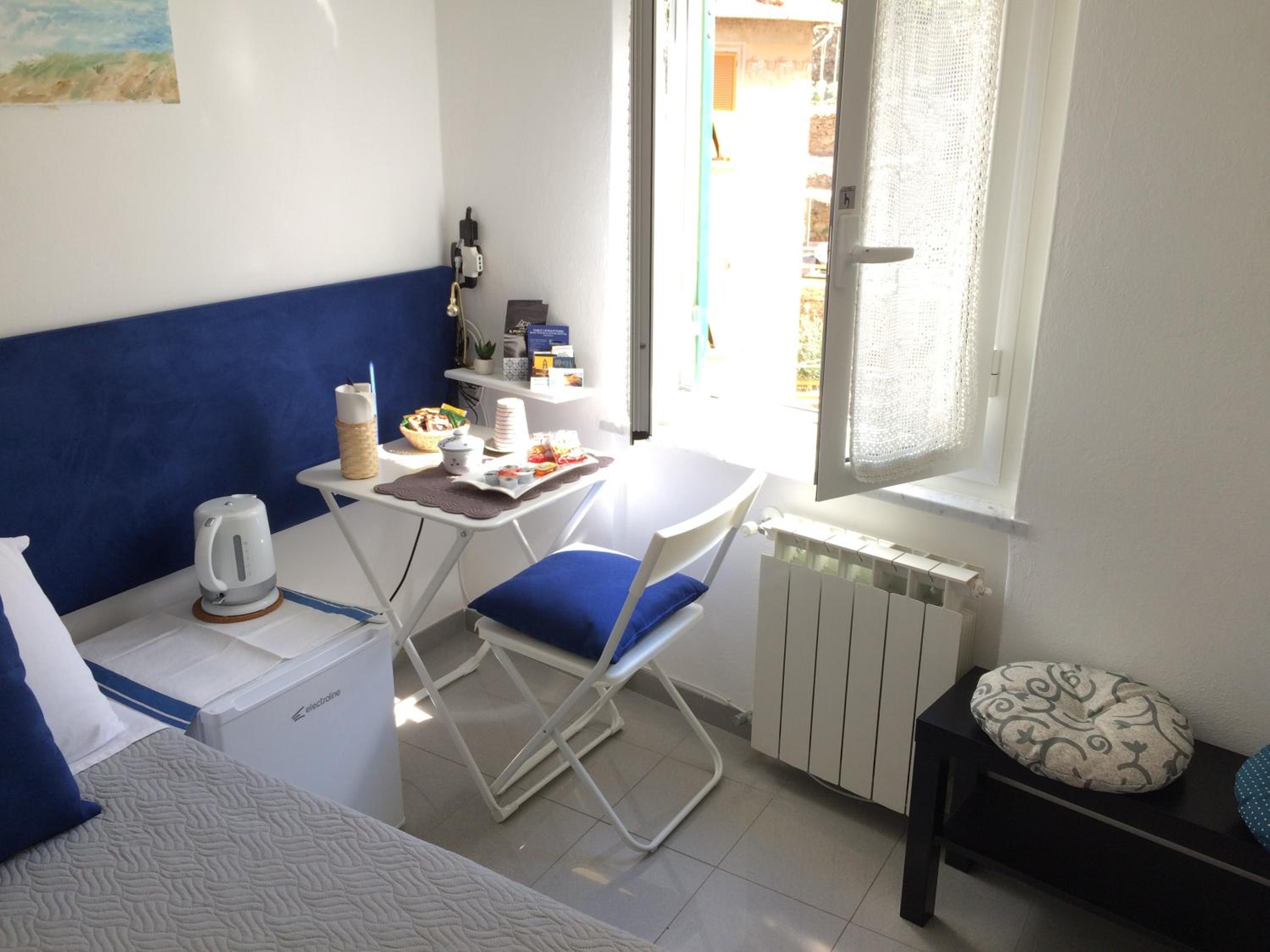 Single Room with Private Bathroom photo 1