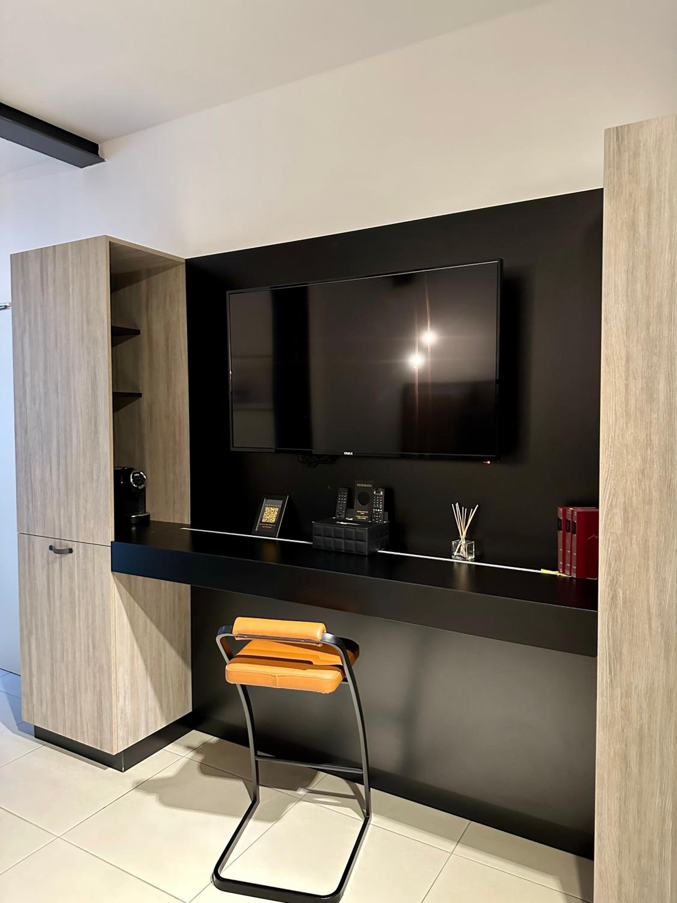 Superior King Room - Photo 13